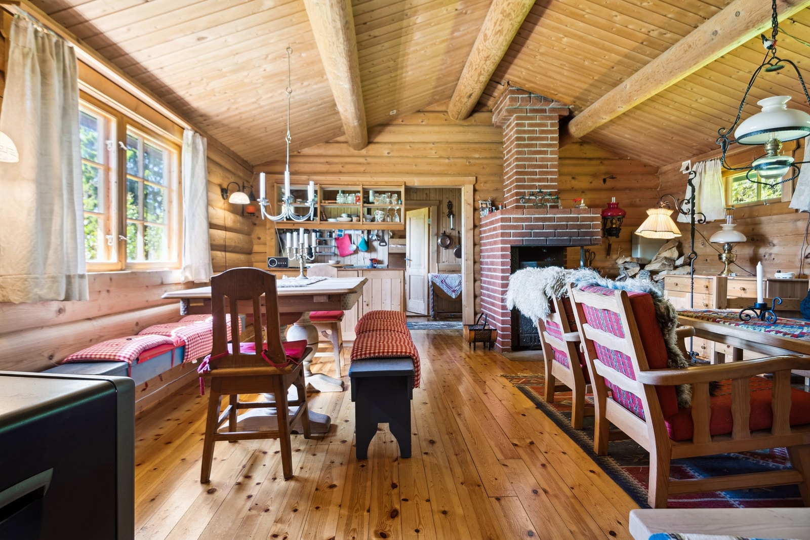 Stue i tradisjonell hyttestil. Galleribilde