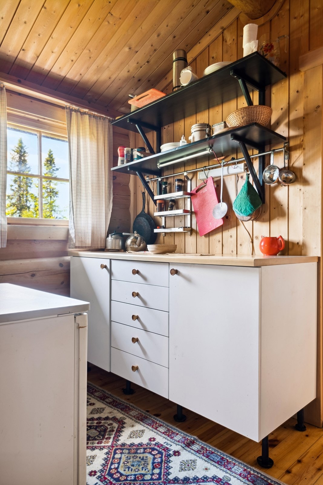 Kjøkkeninnredning med profilerte fronter og heltre skrog. Laminert benkeplate. Galleribilde