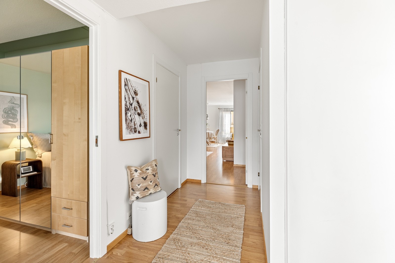 Innbydende entrè i lys utførelse med mulighet for oppheng av yttertøy Galleribilde