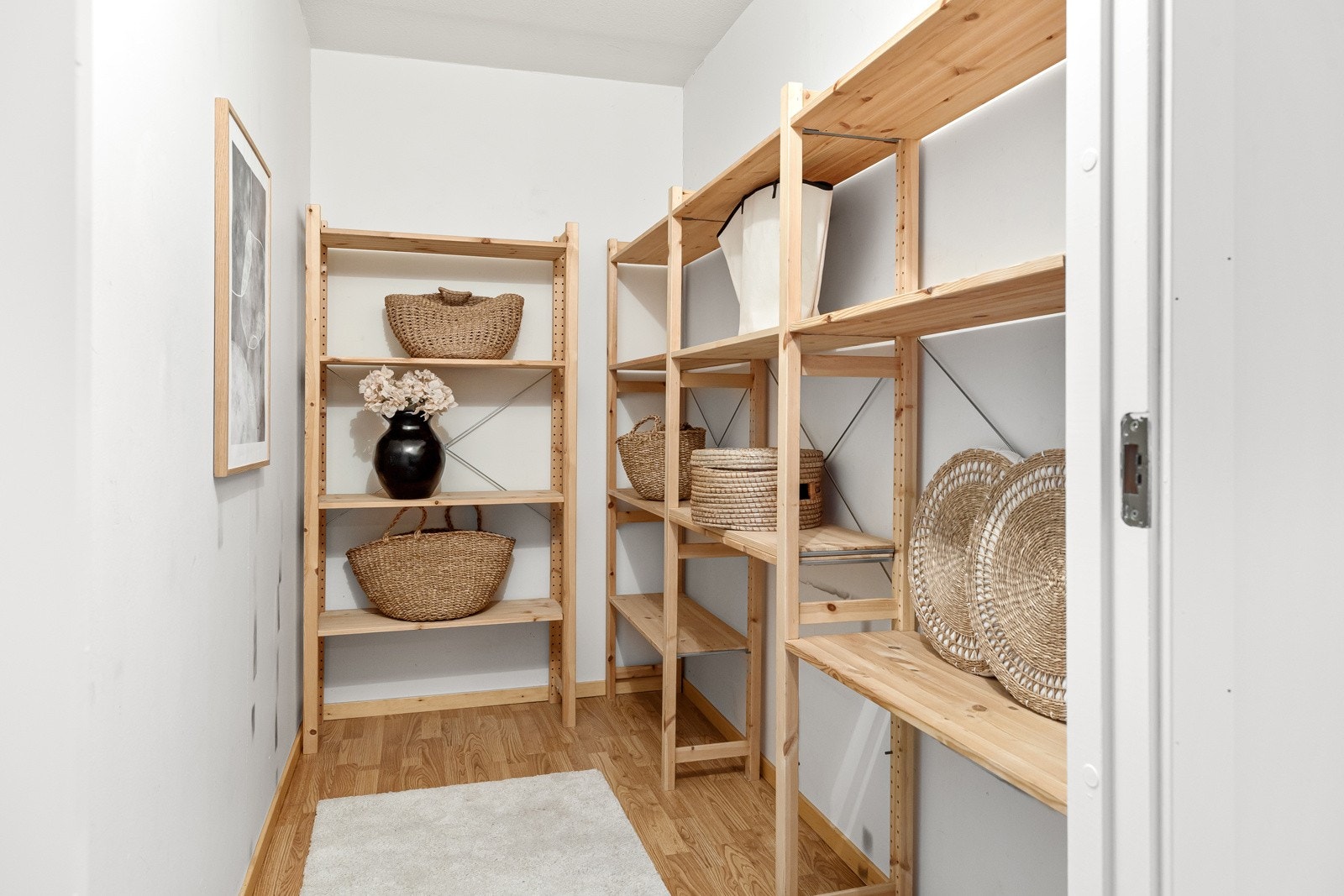 Praktisk walk-in garderobe med godt oppbevaringssystem i hyller Galleribilde