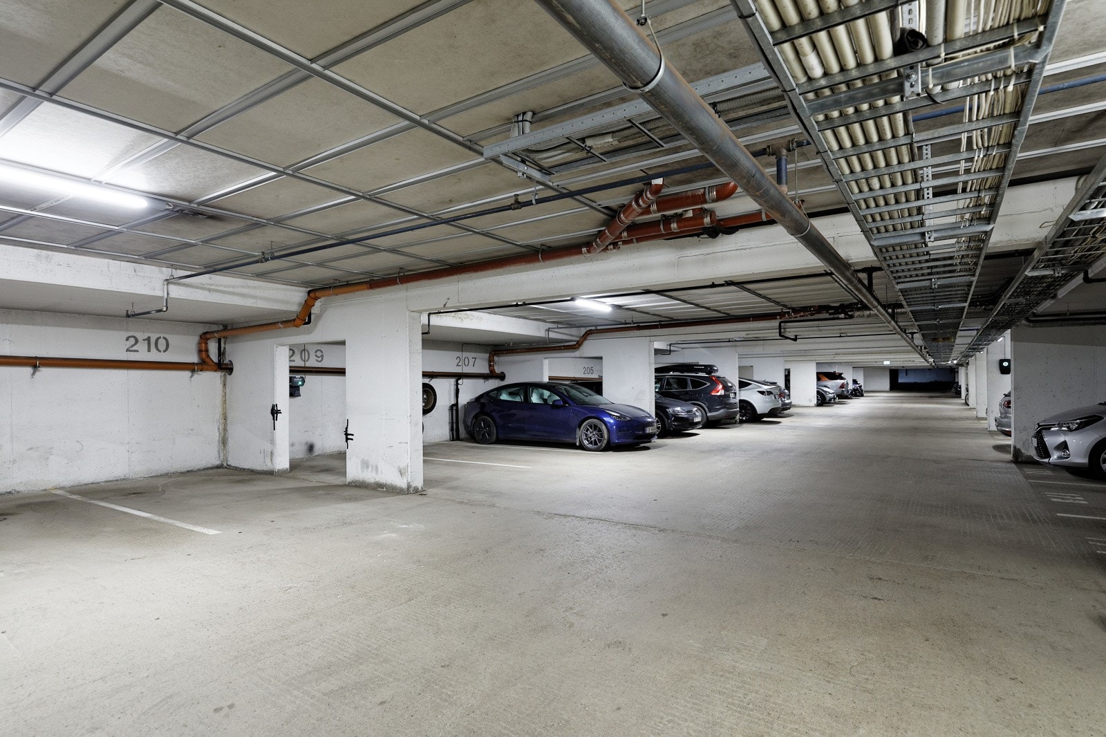 Enkelte andelseiere leier garasjeplass i Sagene Ring Garasjesameie. Denne leien følger boligen ved salg. Garasjeleie er per nå kr 583,- pr mnd Galleribilde