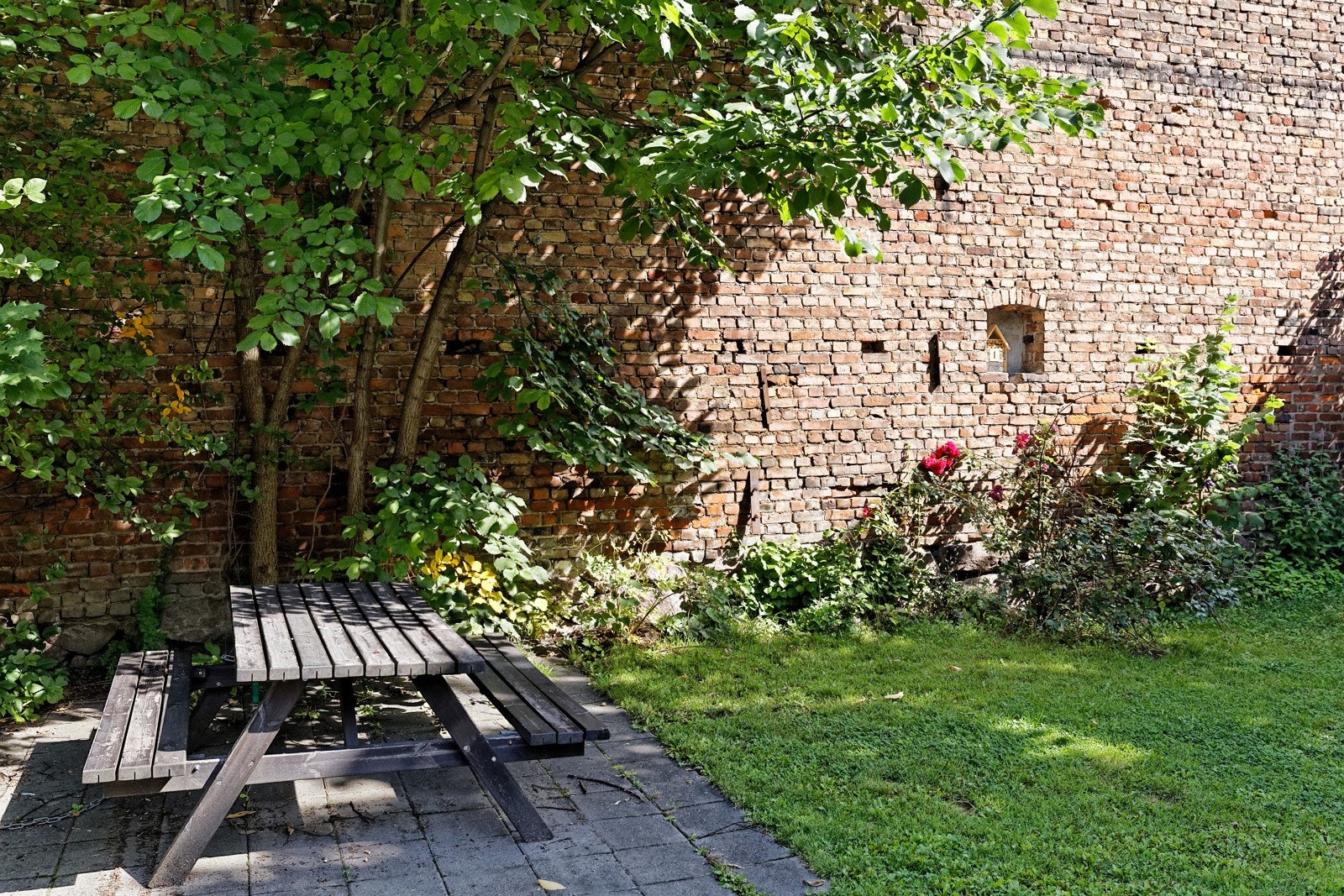 Borettslaget har en hyggelig bakgård med sittegrupper Galleribilde