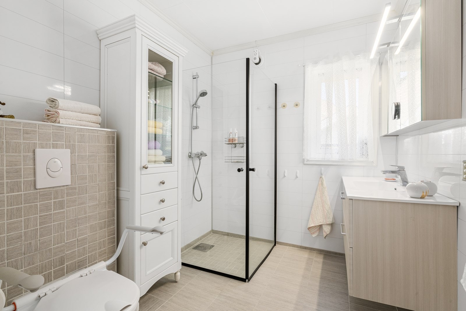 Flislagt gulv i baderom med varmekabler. Baderomsplater på vegger og himlingsplater. Galleribilde