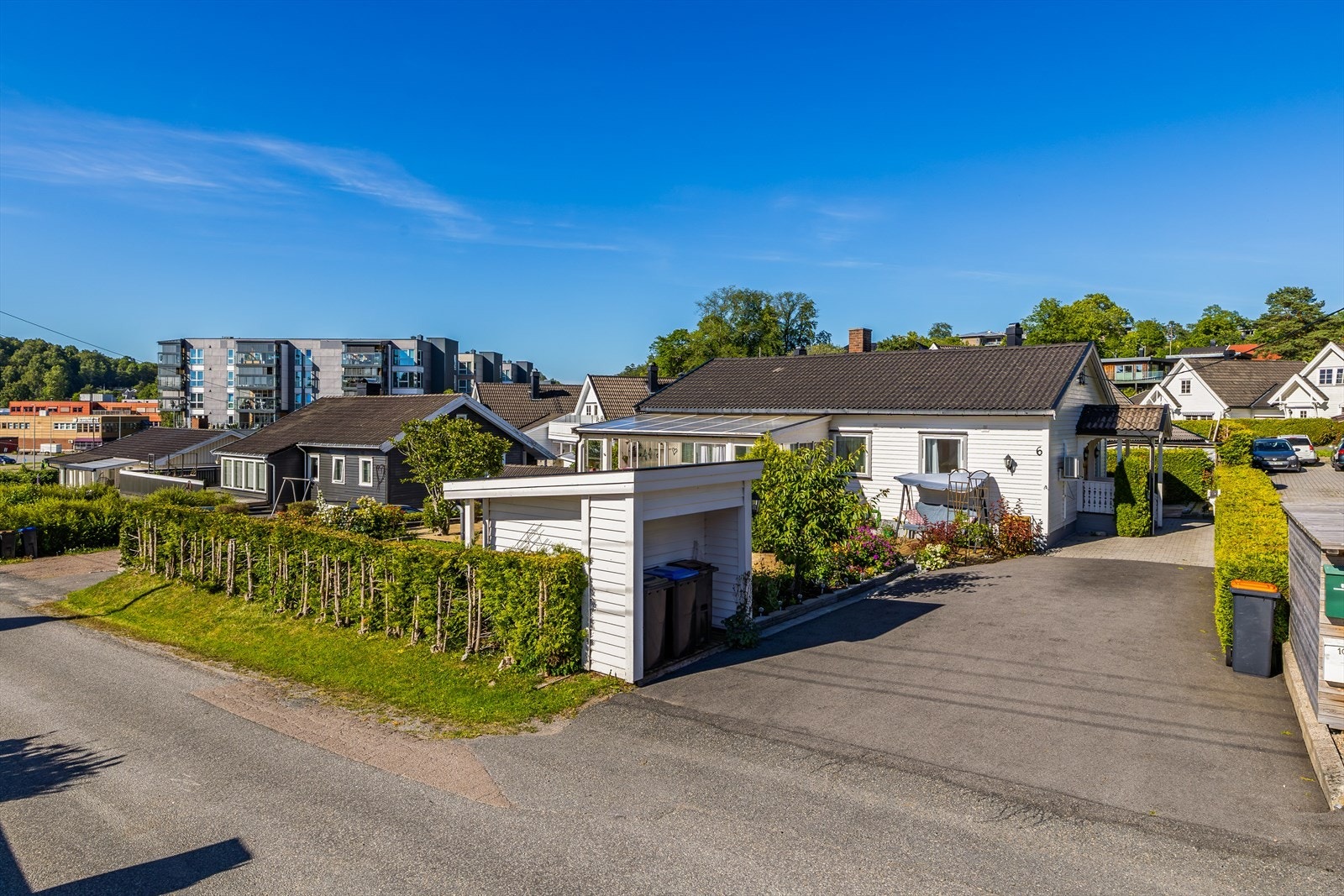 Eiendommen er solrik og dette gjenspeiler seg i eiendommens solfylte, usjenerte og ikke minst flotte uterom. Galleribilde