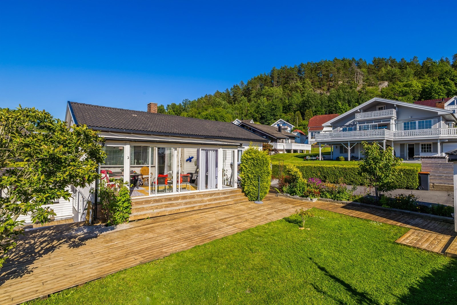 Tomten er parkmessig opparbeidet og fremstår som en nydelig oase. Galleribilde