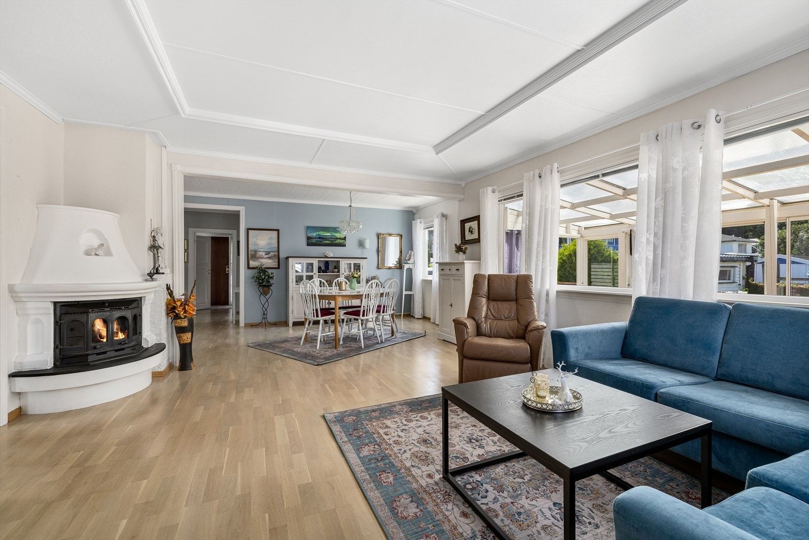 Hyggelig peisovn sentralt plassert i stuen. Galleribilde