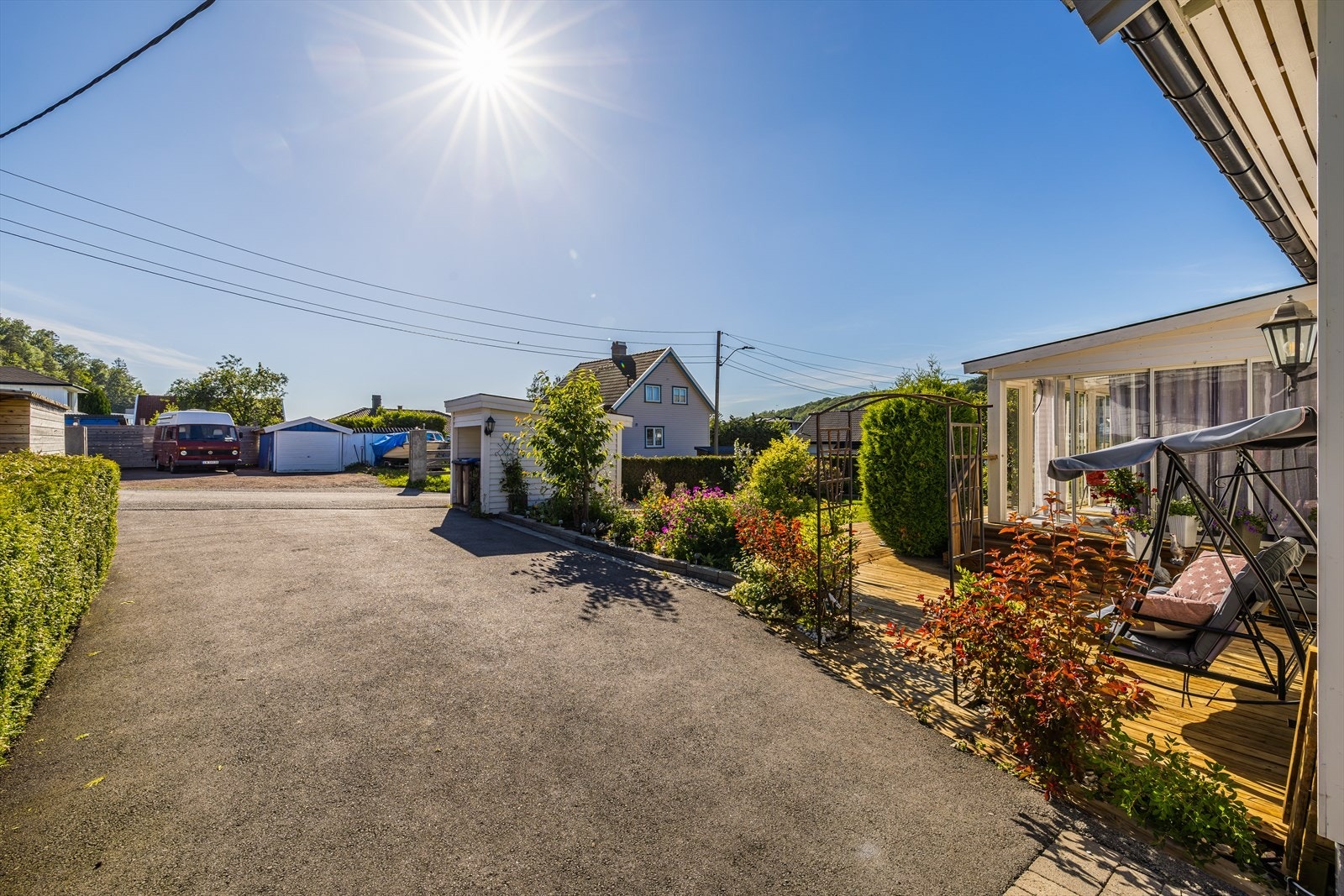 Romslig asfaltert gårdsplass. Galleribilde