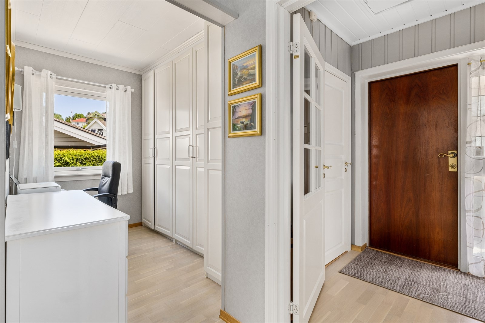 Første møtet med boligen er en lys og pen entrè med videre adkomst til kontor / garderoberom. Galleribilde