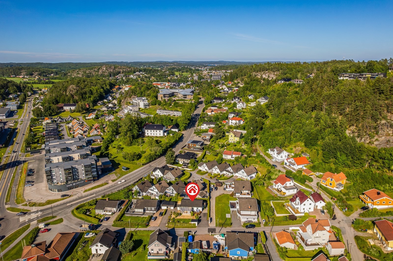 Eiendommen ligger fint til nær KIlen , nederst i Kamfjordlia. Herfra er det kort vei til skoler, barnehager og dagligvare. Galleribilde