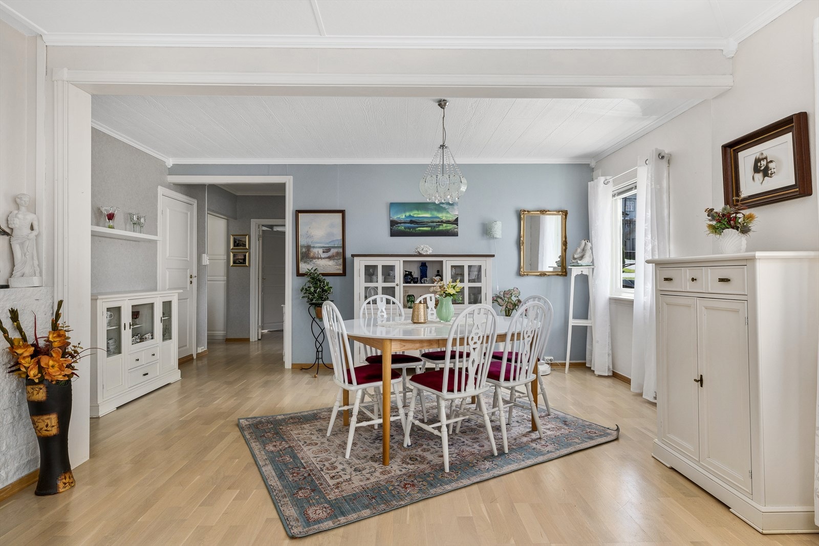 Boligens stue i 1. etasje utgjør et stort rom hvor store vindusflater, masse lys og herlig romfølelse dominerer inntrykkene. Galleribilde