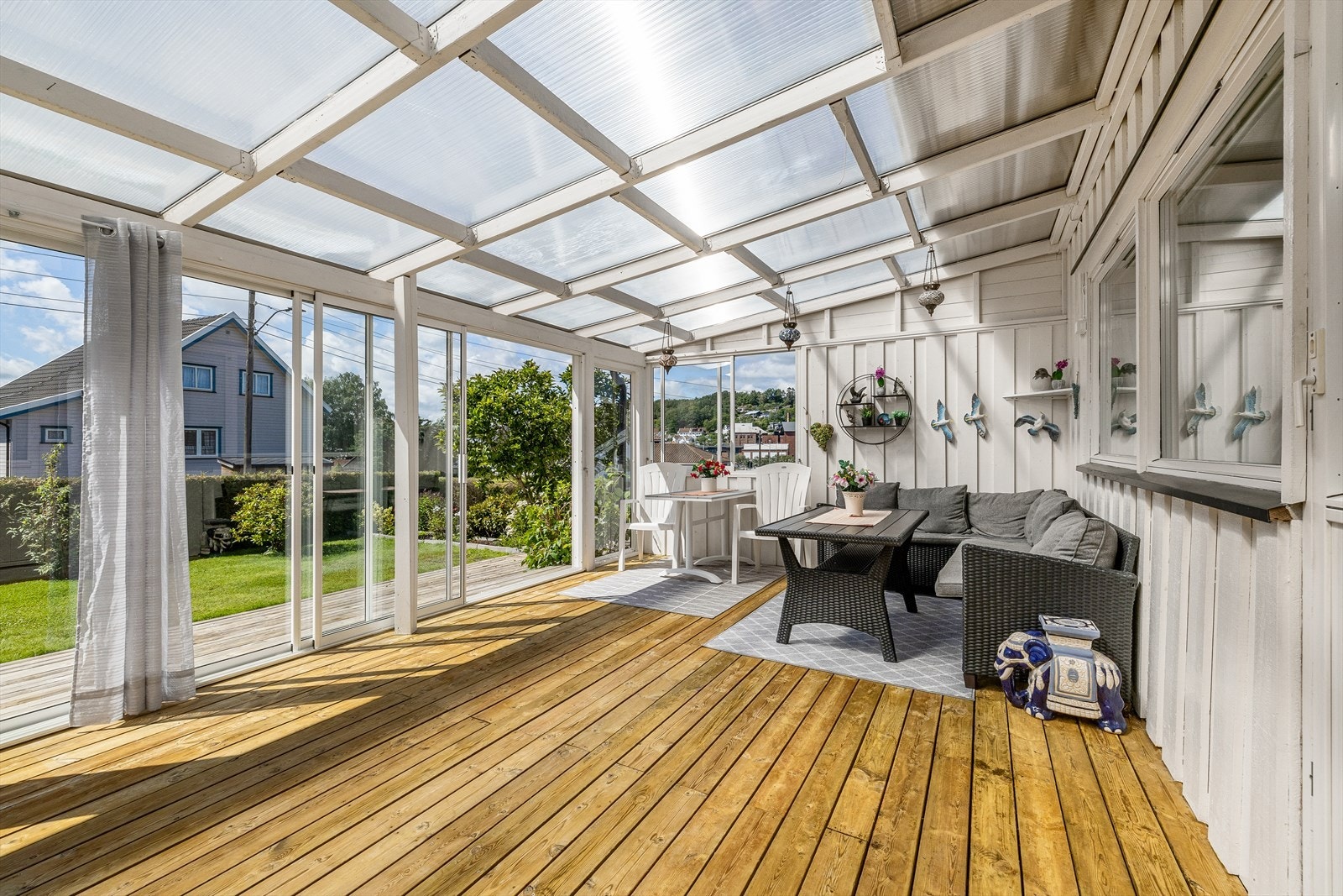 Terrassen er en perle om sommeren, uten innsyn og med fantastisk utsikt til den nydelig hagen. Galleribilde