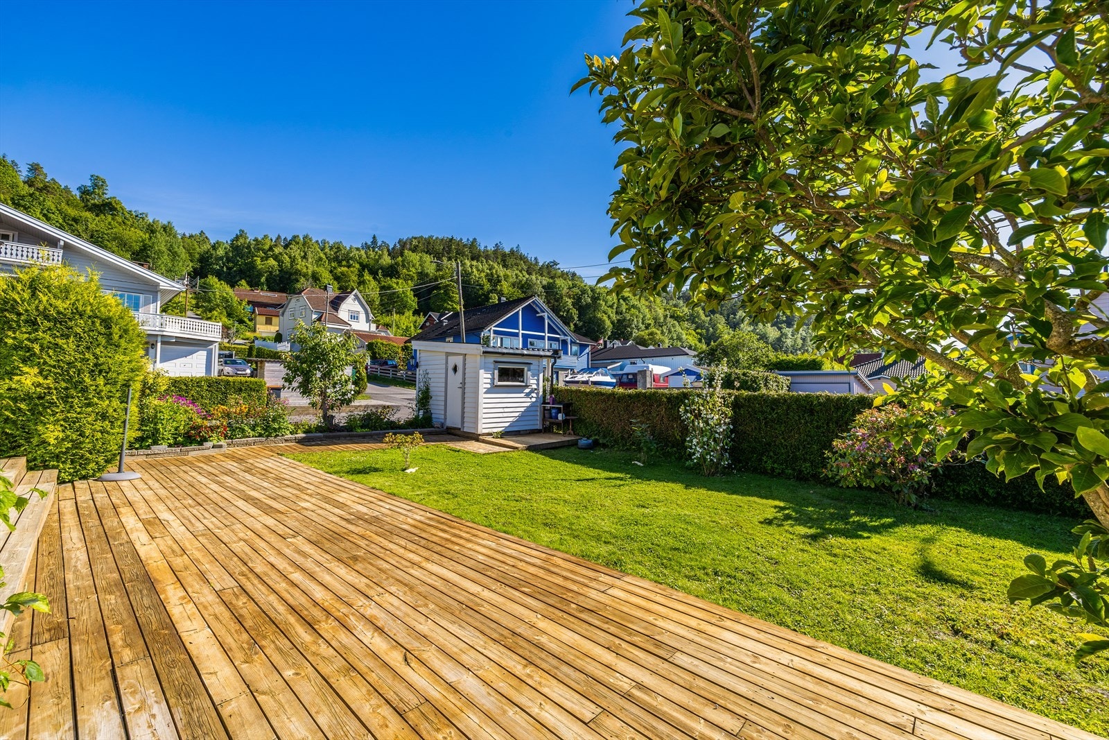 Terrassen har god plass til både lounge, solsenger og spiseplass. Galleribilde