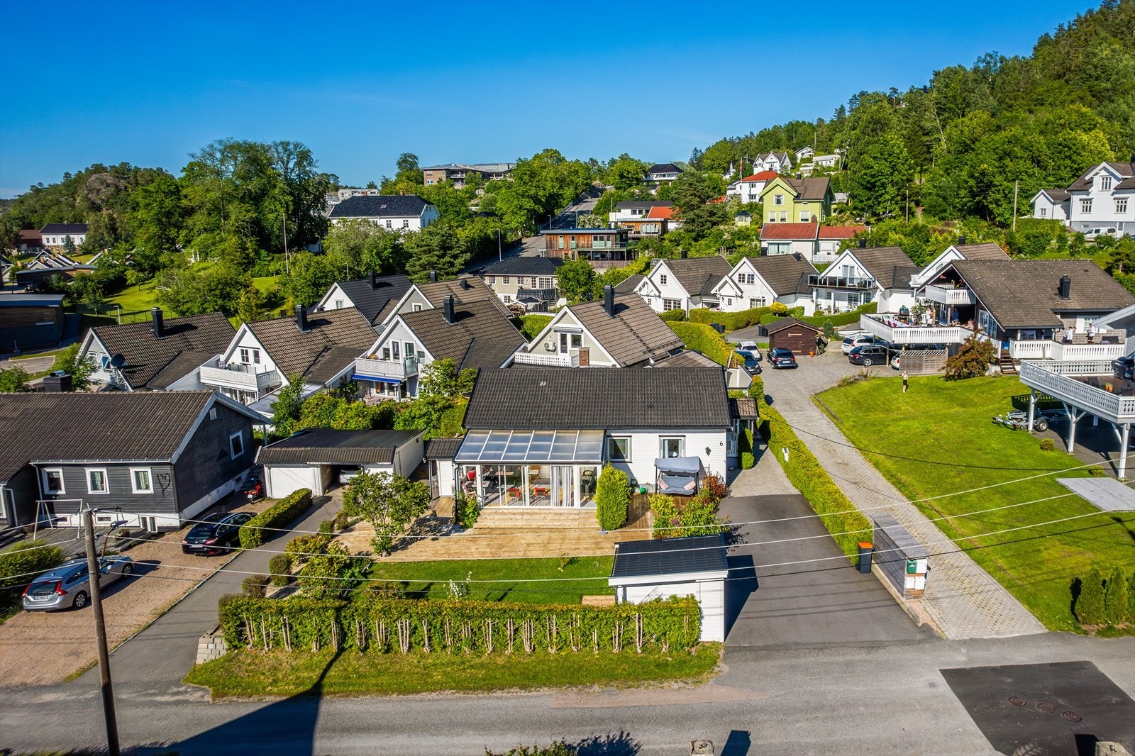 Tomten tilbyr flotte utendørsområder, herlige uteplasser, en romslig gårdsplass og en garasje. Galleribilde