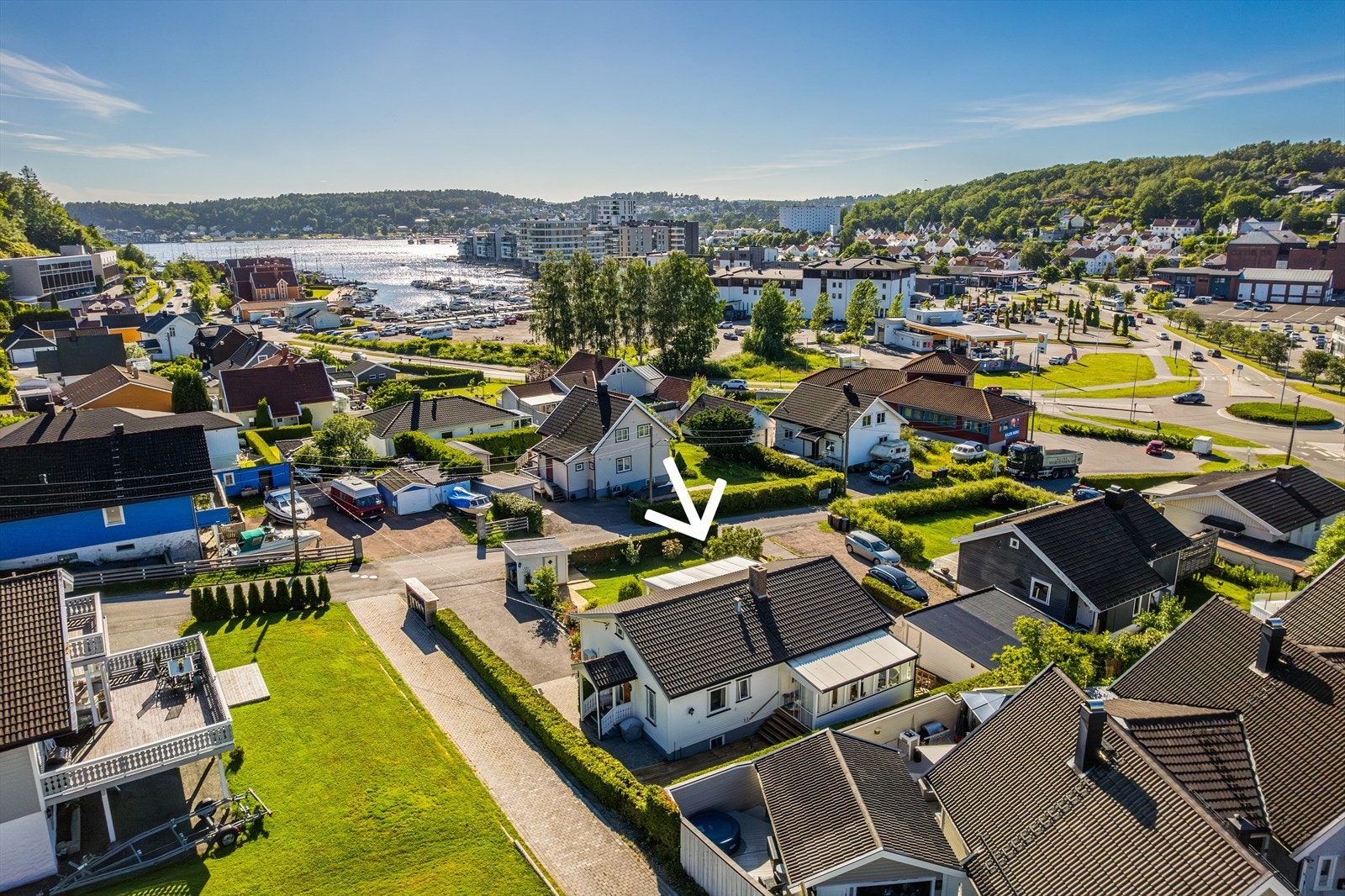 Eiendommen har en meget attraktiv og populær beliggenhet nær sentrum og sjøen. Galleribilde