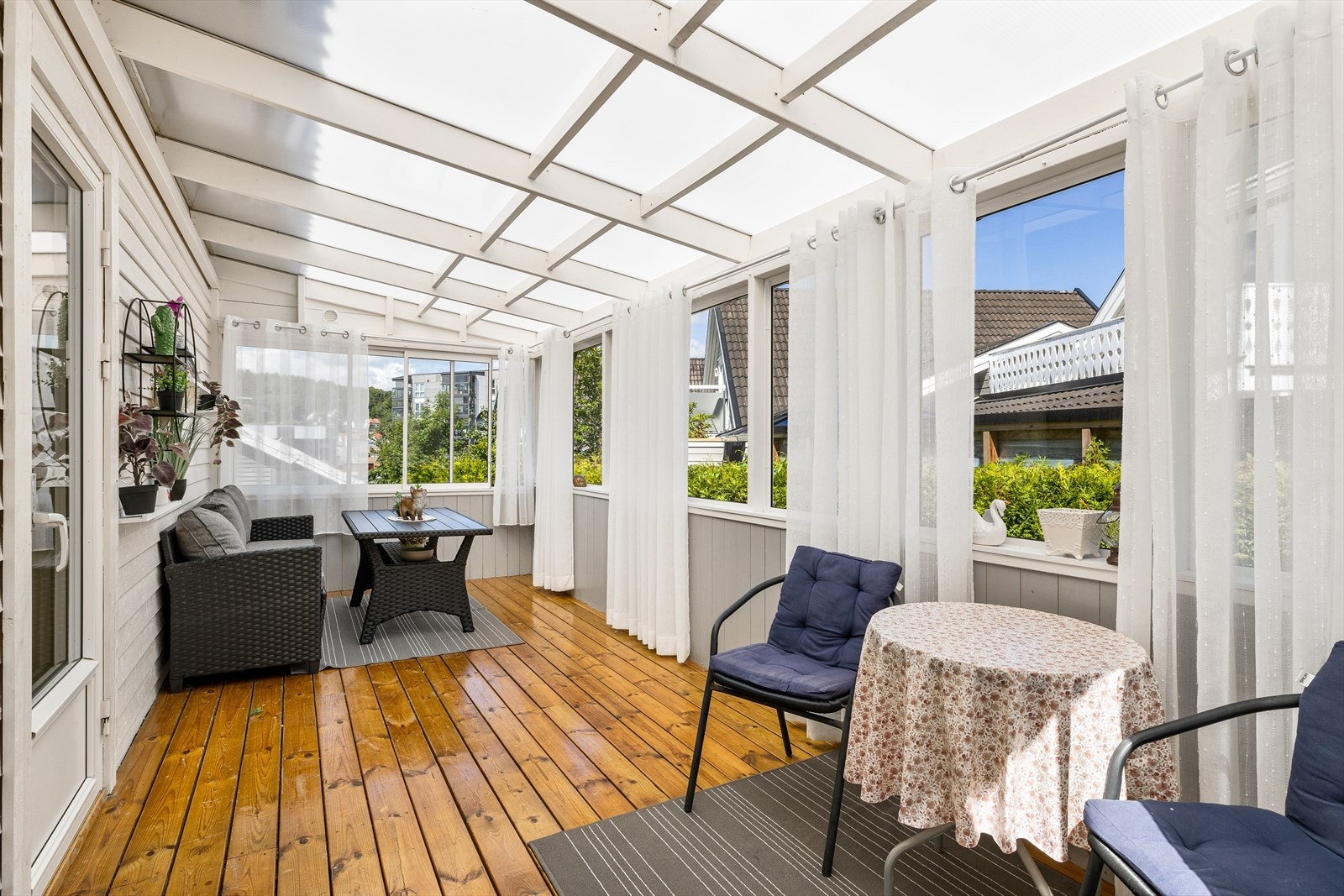 Terrasse i treverk på ca 61 m2 utenfor kjøkken. Galleribilde