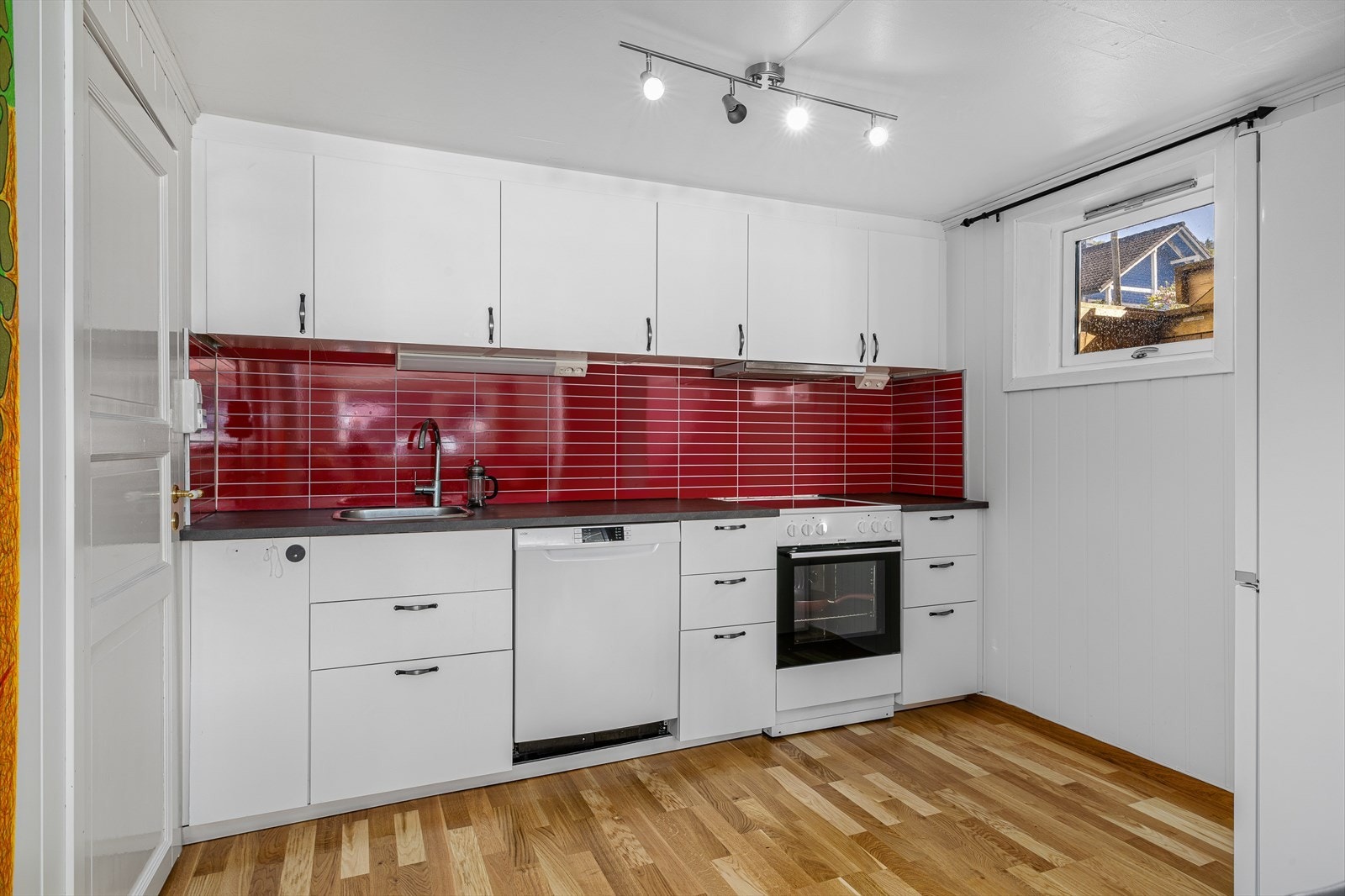 Hybel: Kjøkkenet har innredning med glatte fronter. Benkeplaten er av laminat med våtromsplate på vegg over benk. Det er plass for kjøleskap, oppvaskmaskin og komfyr. Galleribilde