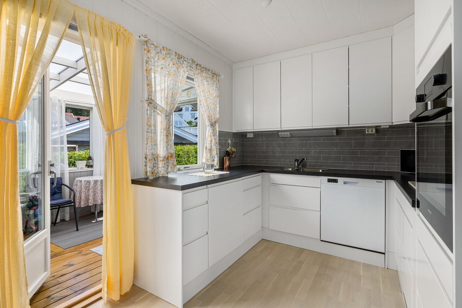 Kjøkkenet er et imponerende innholdsrikt rom med utgang til terrasse. Galleribilde