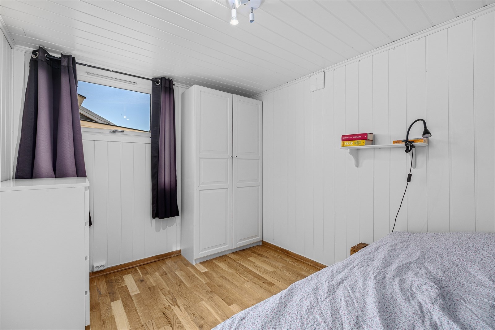 Lyst og pent soverom i hybelen med garderobeskap. Galleribilde