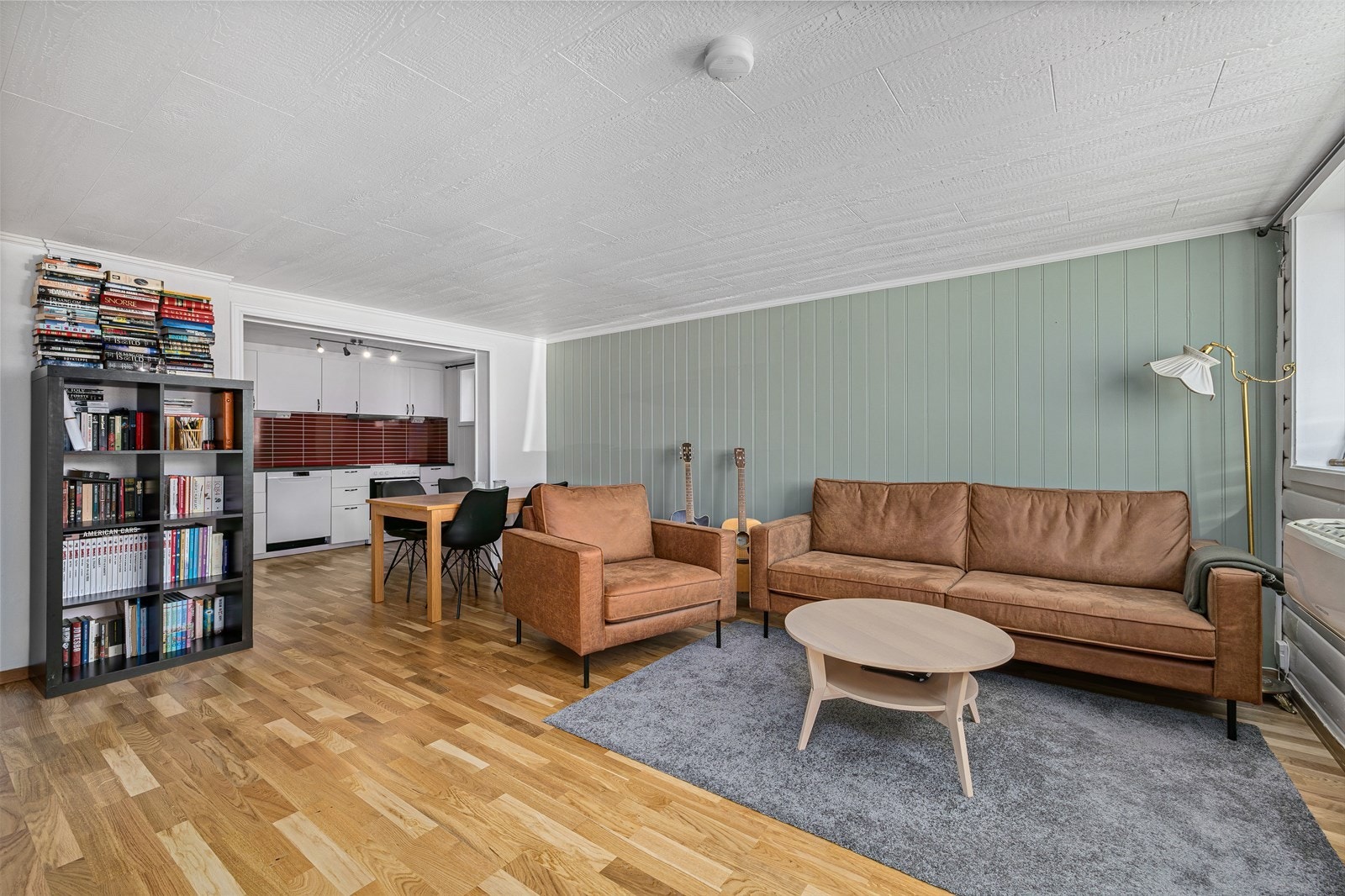 Stuen i hybelen kan fint innredes med sofa og tilhørende møblement. Galleribilde