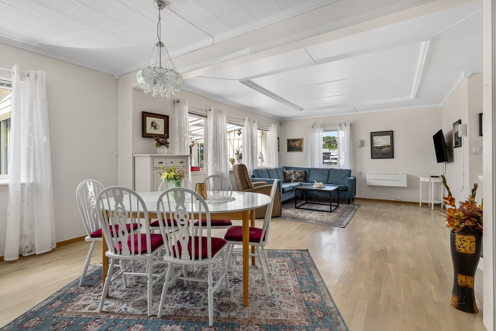 God plass til sofa og spisedel i stuen. Galleribilde