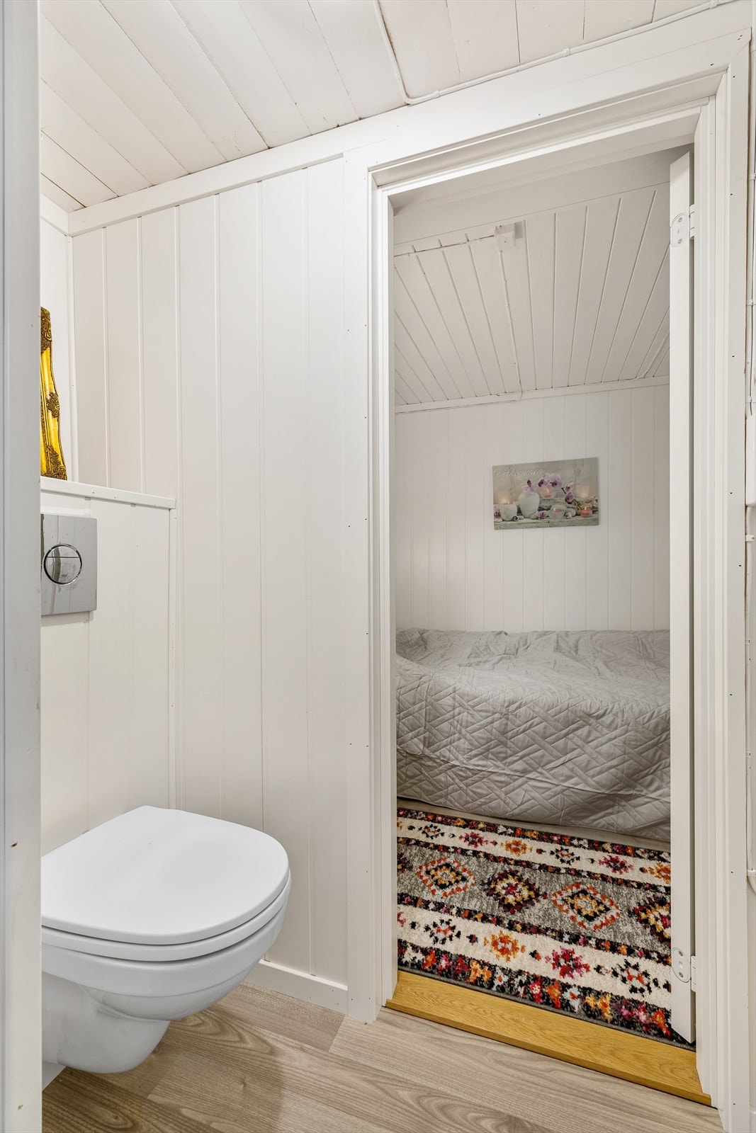 Toalettrom med laminatgulv og MDF plater på vegger. Galleribilde