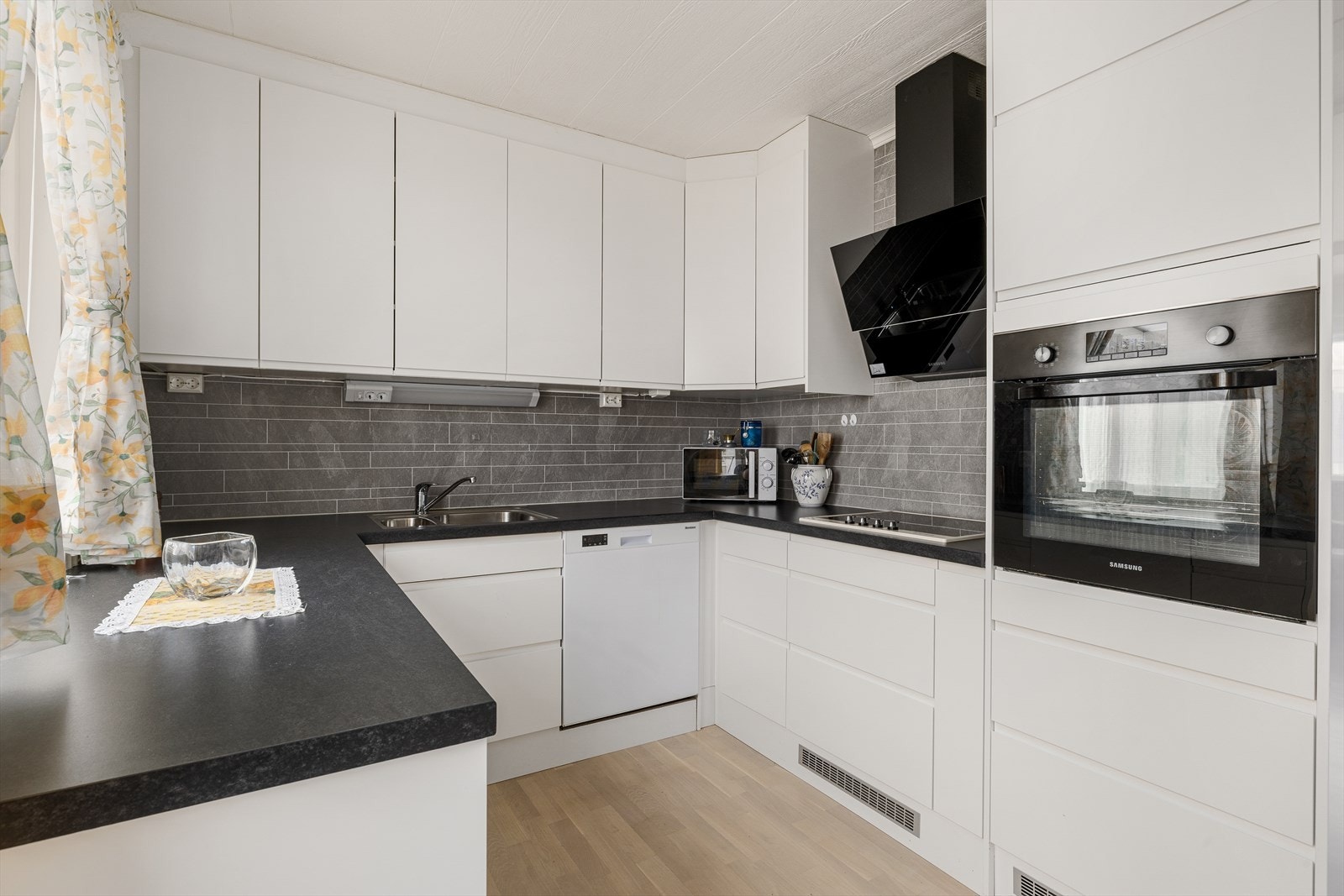 Benkeplaten er av laminat med våtromsplate på vegg over benker. Galleribilde