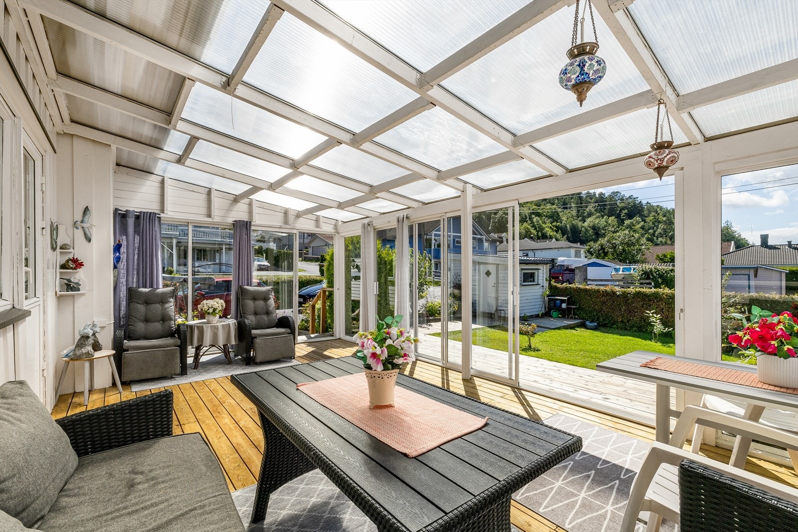 Innglasset terrasse på ca 24 m2 utenfor stuen med åpningsbare skyvevinduer og skyvedører og utgang til hagen. Galleribilde