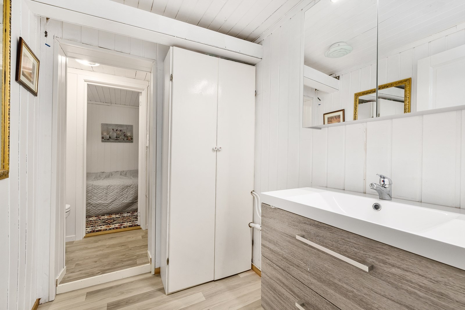 Innredet med skap, servantskap og vegghengt toalett. Galleribilde