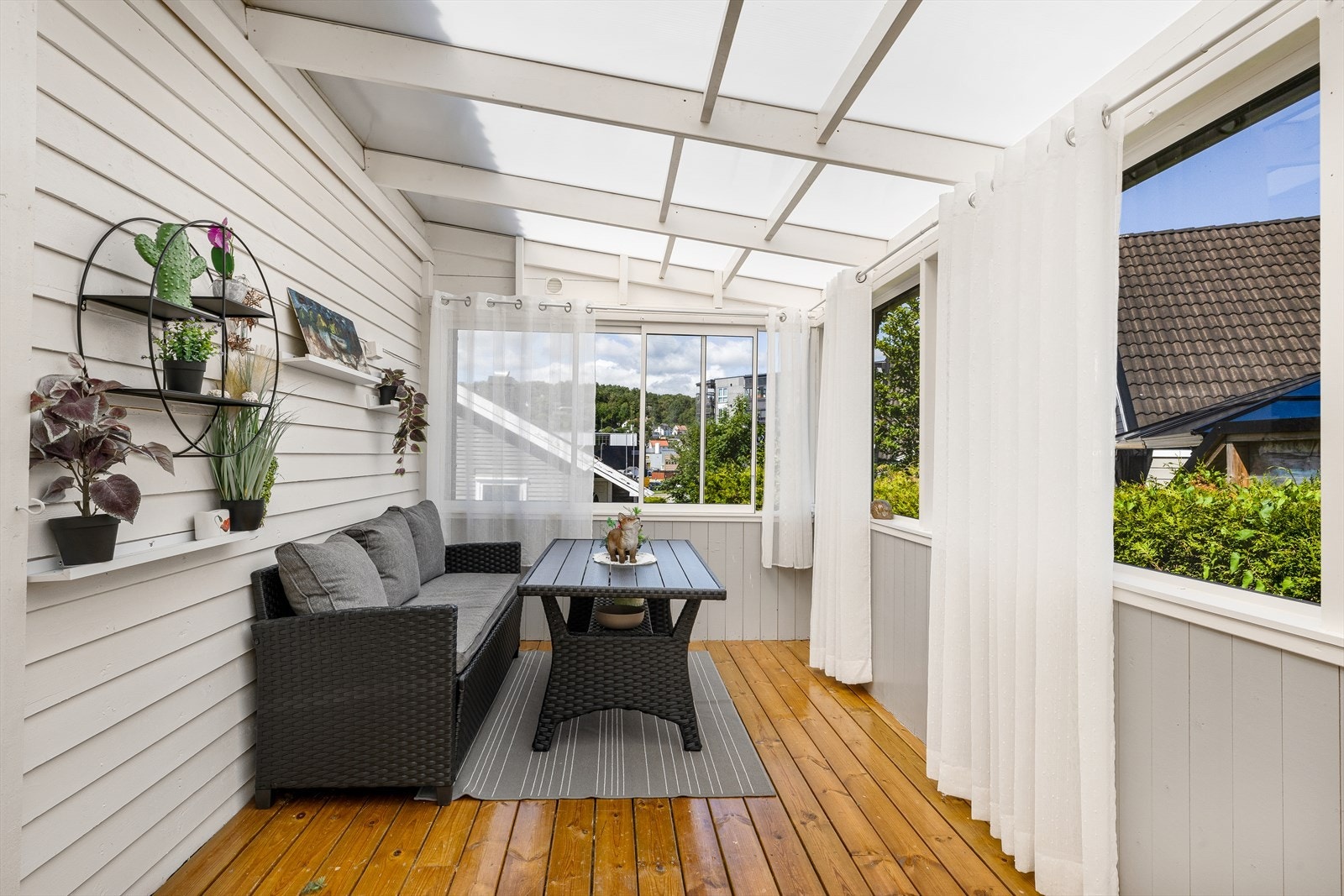 Flott plass til å sitte skjermet å nyte morgen kaffen. Galleribilde