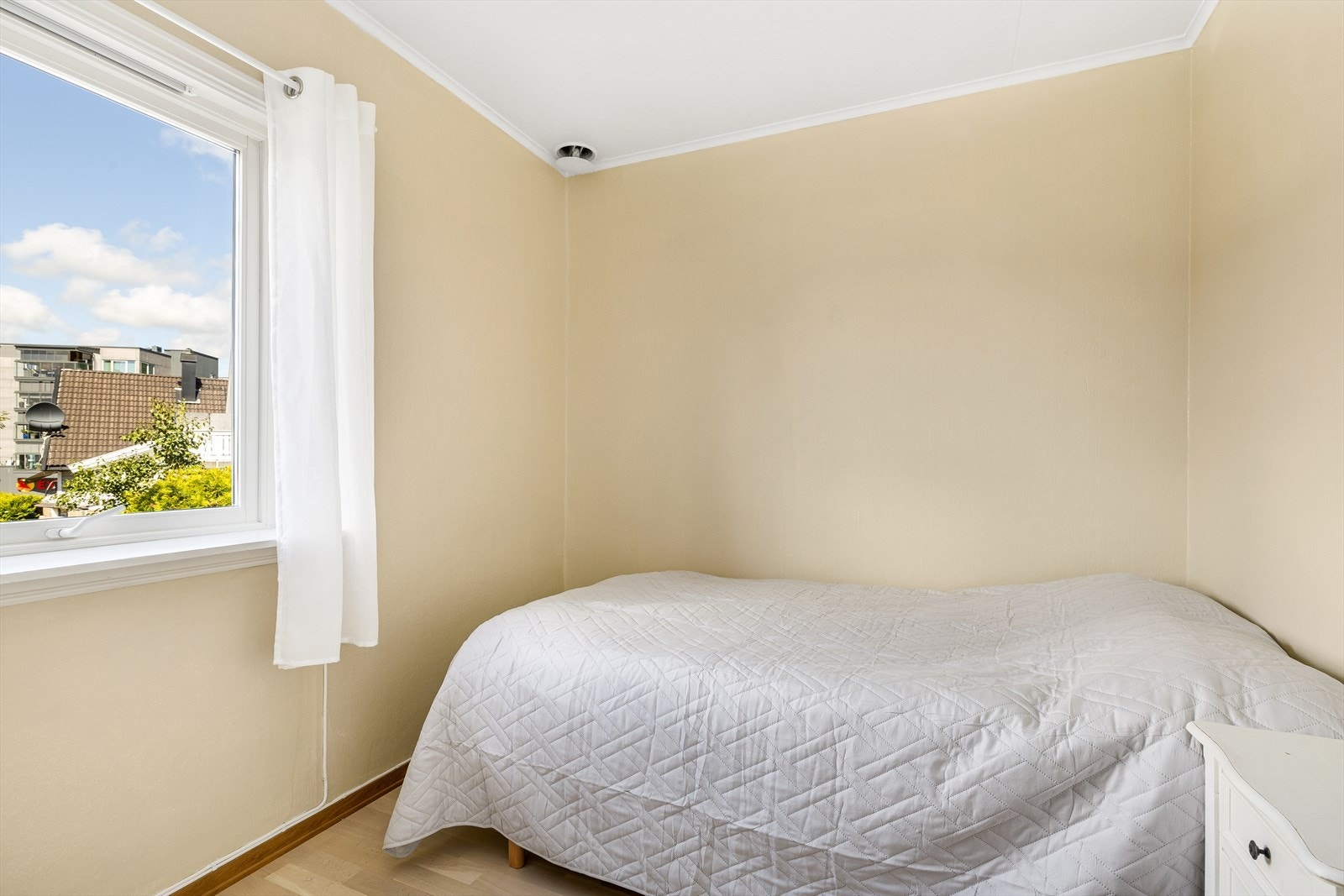 Boligen er innredet med to lyse og pene soverom i hovedetasjen. Galleribilde