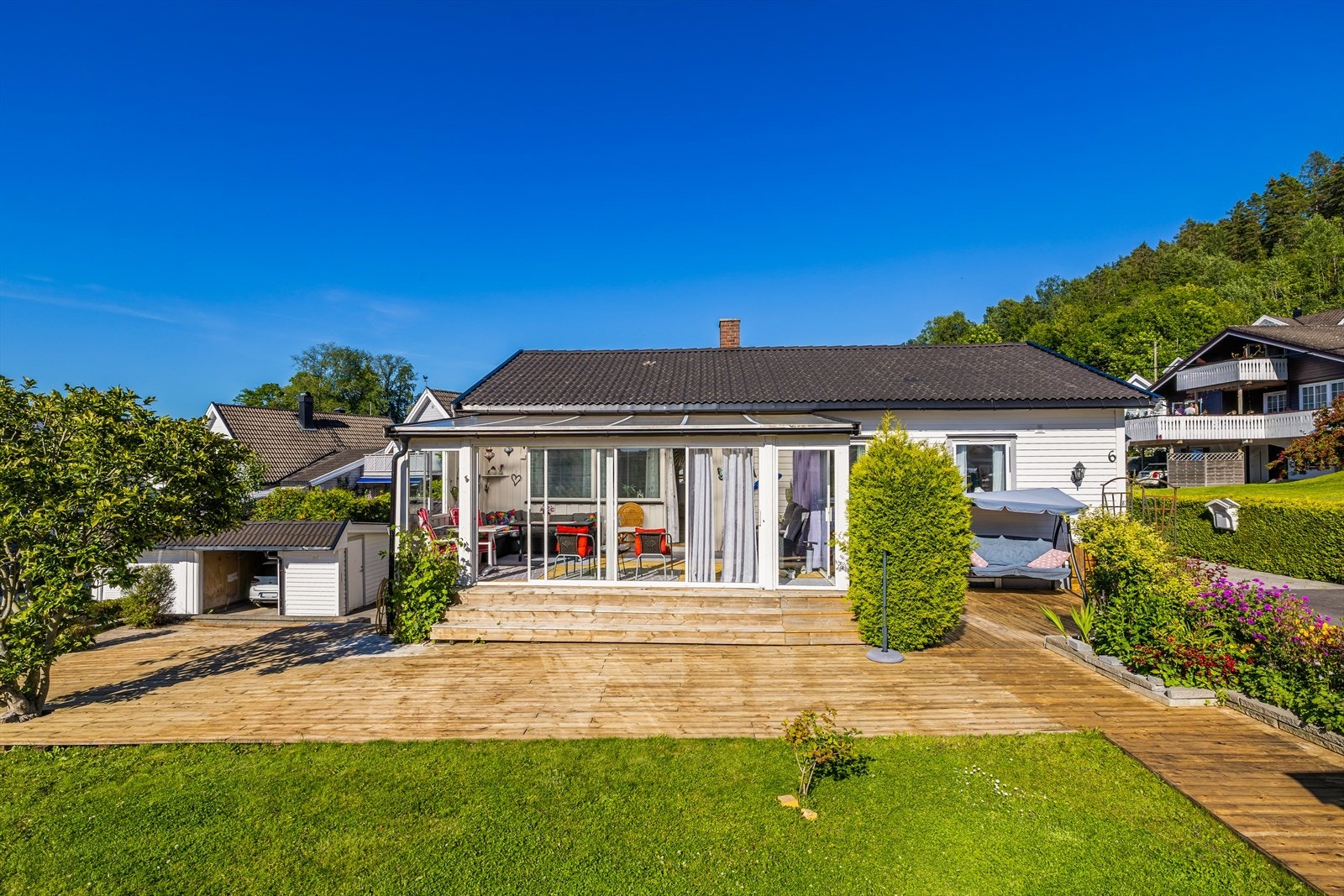 Her får du en nydelig uteplass med gode solforhold. Galleribilde