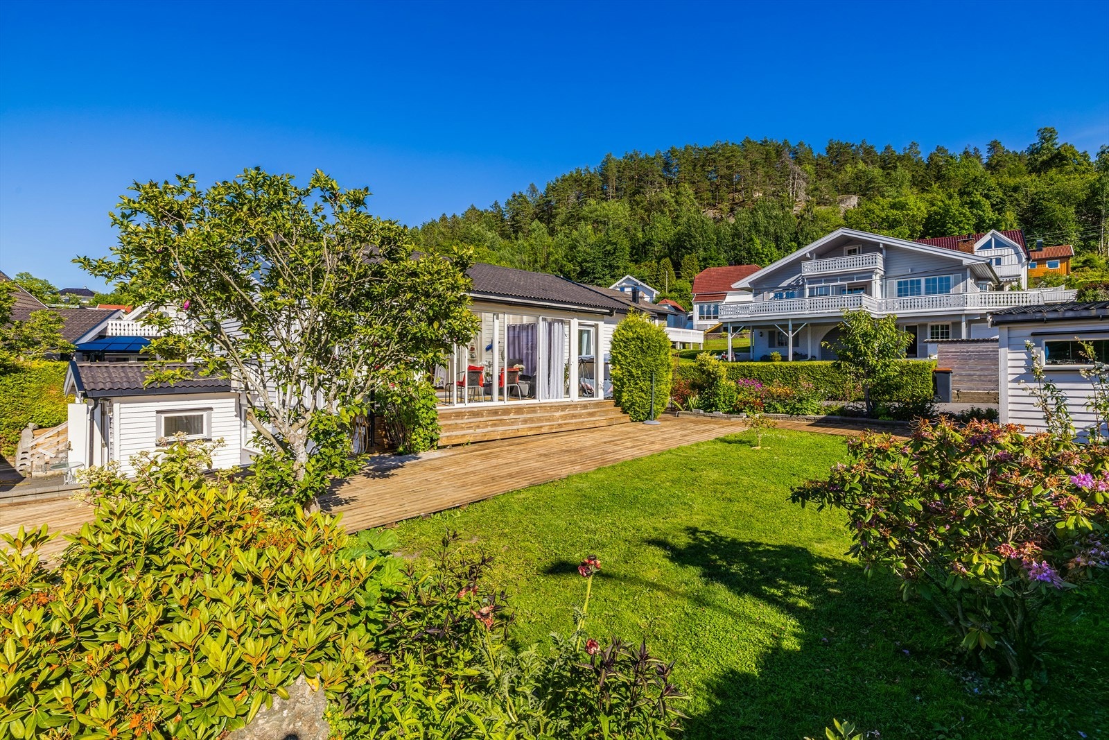 Hyggelig og skjermet med nydelig opparbeidet hage. Galleribilde