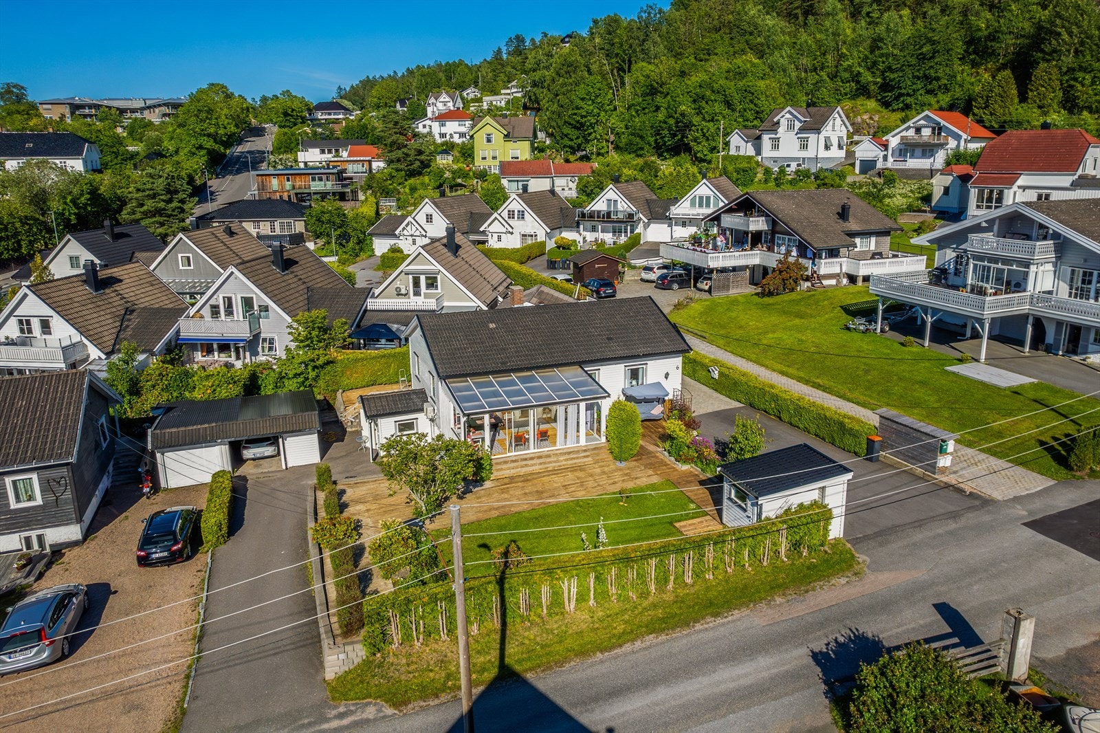 Parkering i garasje og i egen gårdsplass. Galleribilde