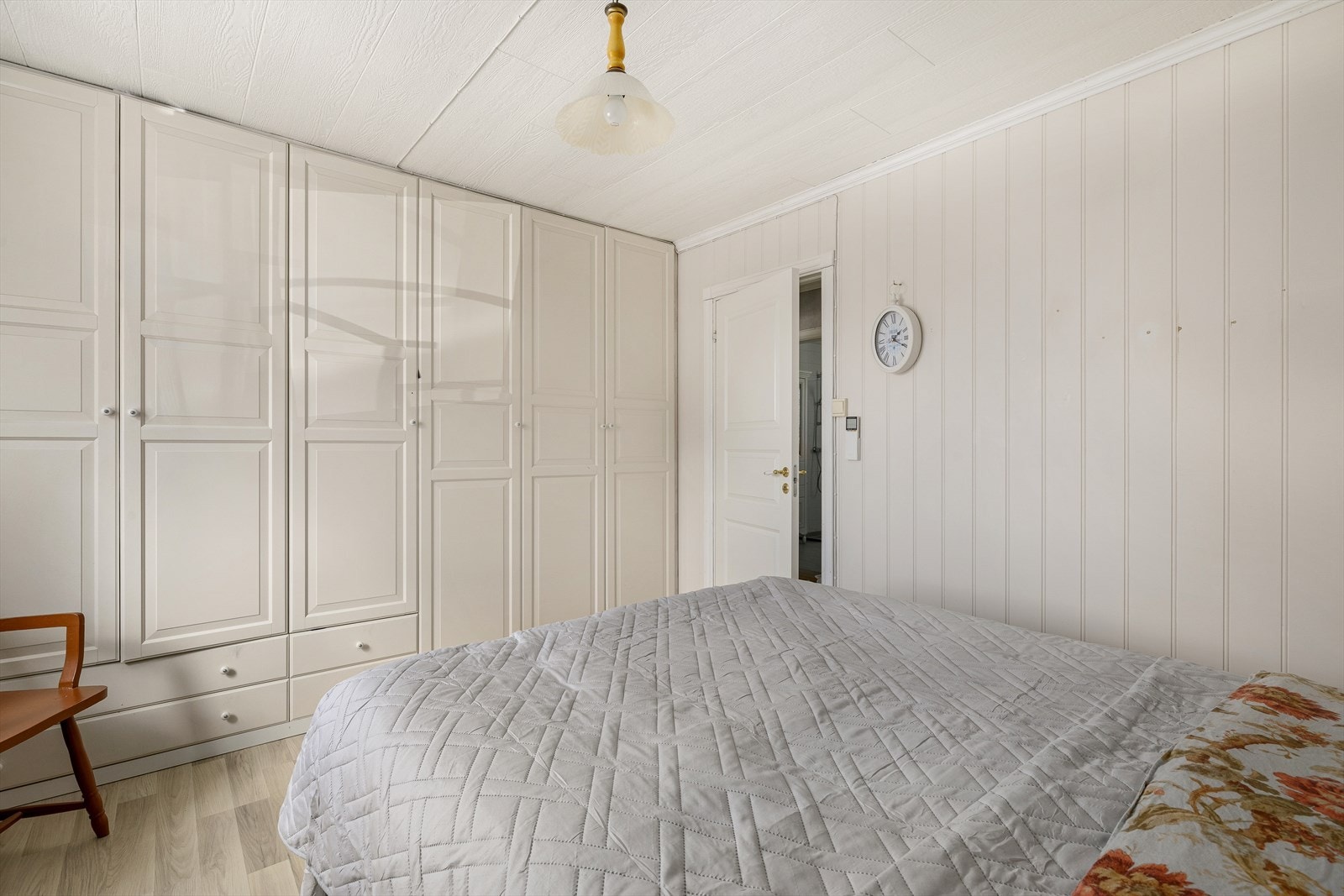 God garderobelagring på hovedsoverommet. Galleribilde