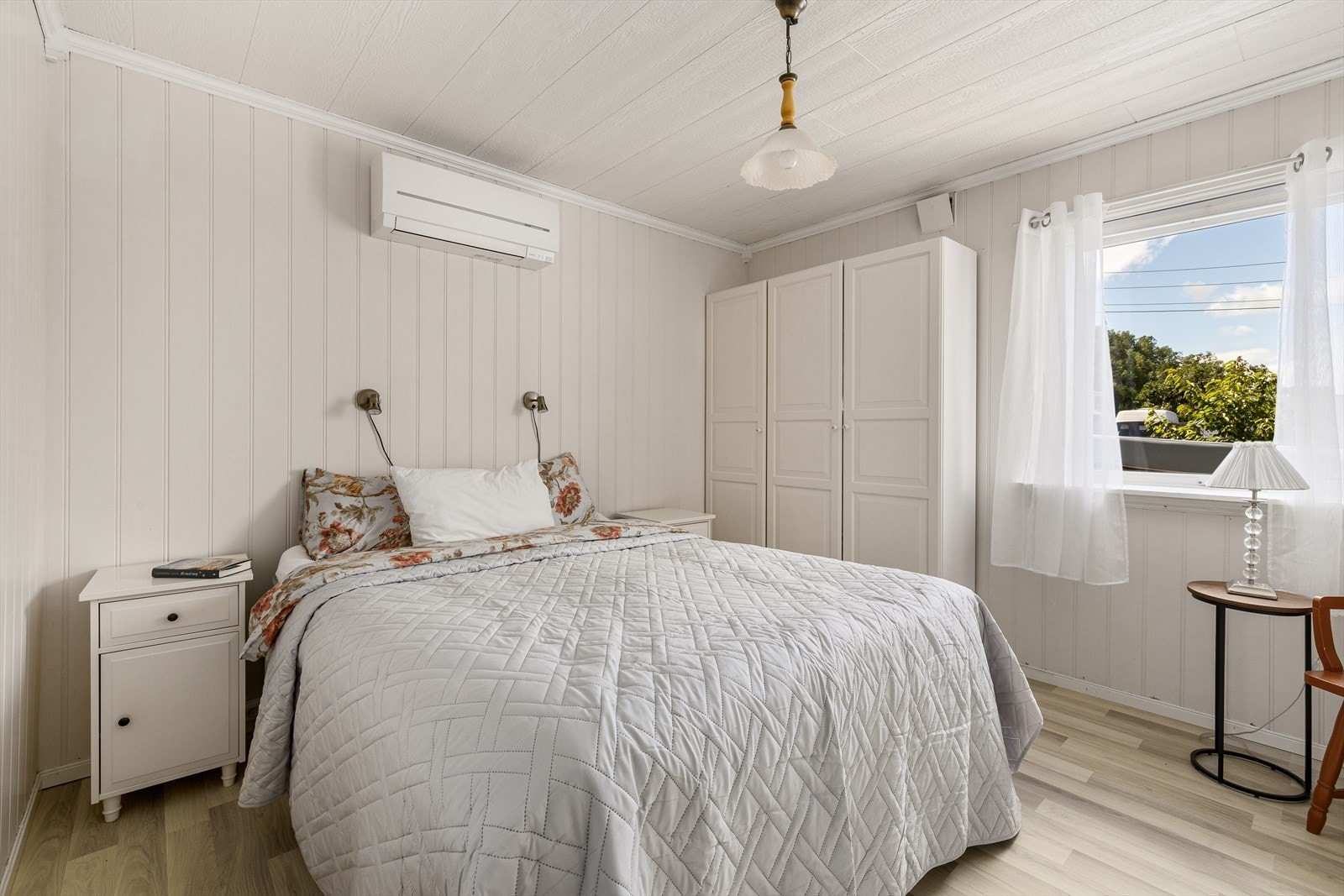 Lyst og romslig hovedsoverom med varmepumpe. Galleribilde