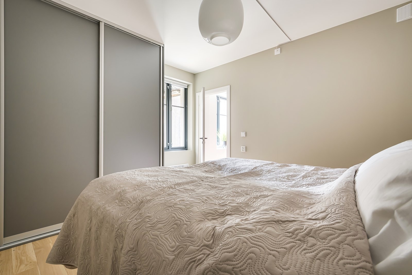 Soverommet har godt med oppbevaringsplass. Galleribilde