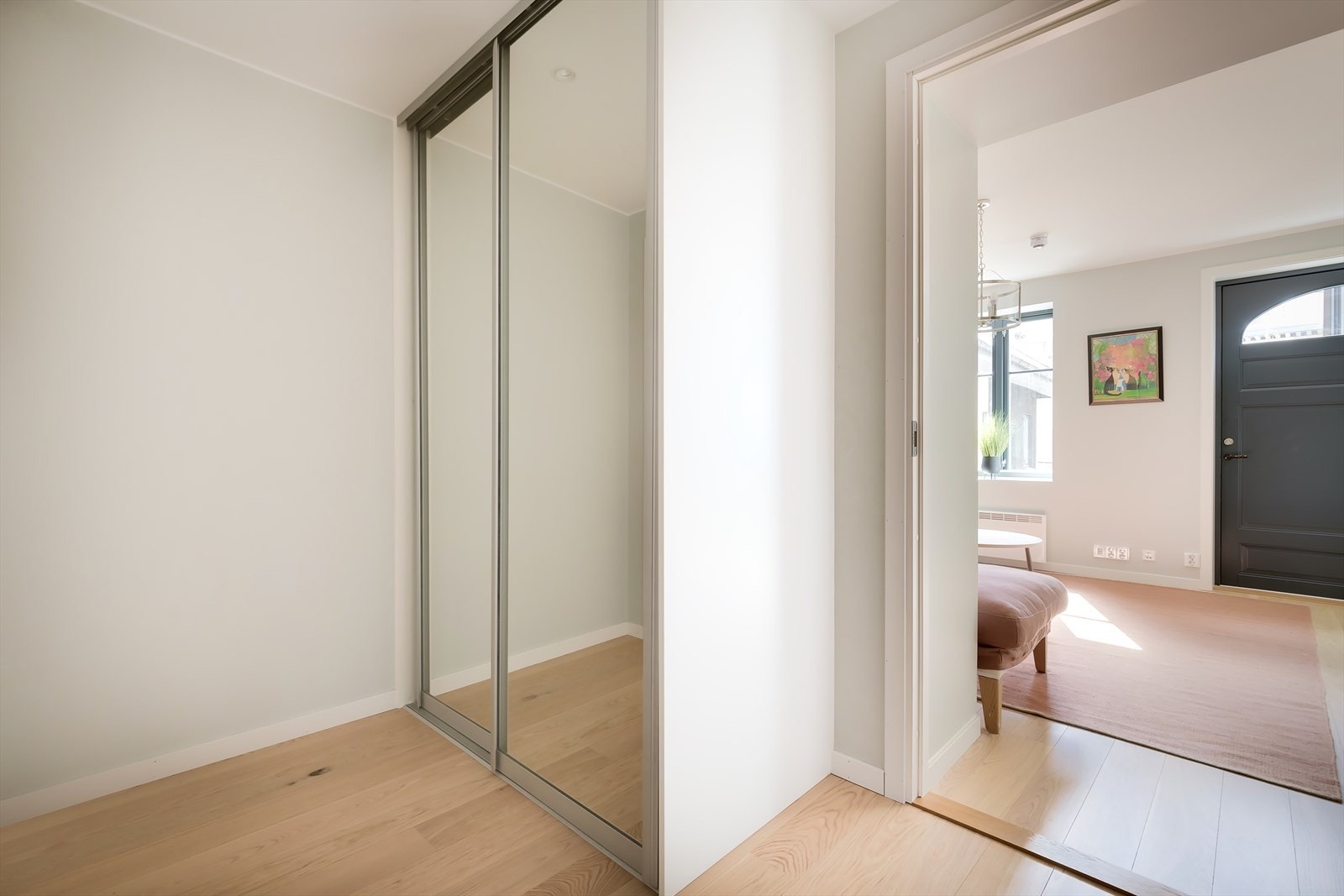 Hovedentré. I garderobeskap er de opplegg for vaskemaskin. Galleribilde