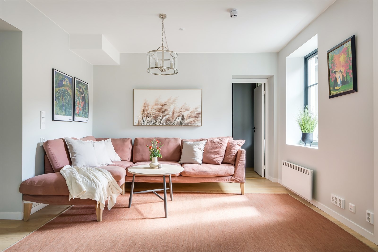 Sosial og åpen løsning mellom stue og kjøkken. Galleribilde