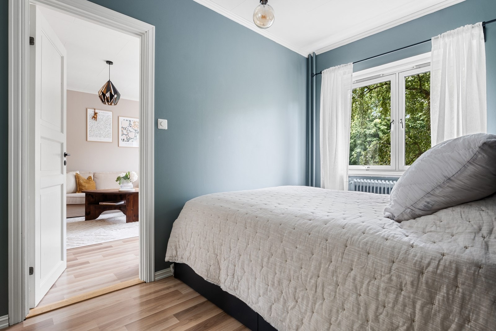 Romslig soverom med god plass til dobbeltseng. Galleribilde