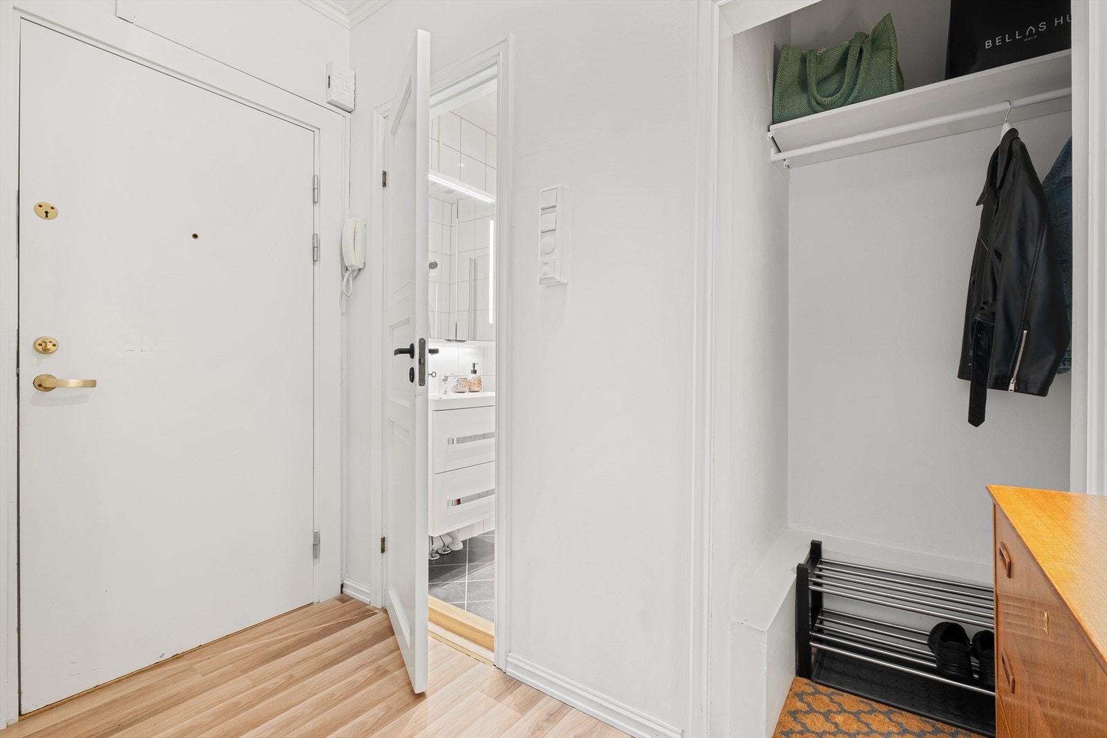 Lys og innbydende entré som gir et godt førsteinntrykk av leiligheten. Galleribilde