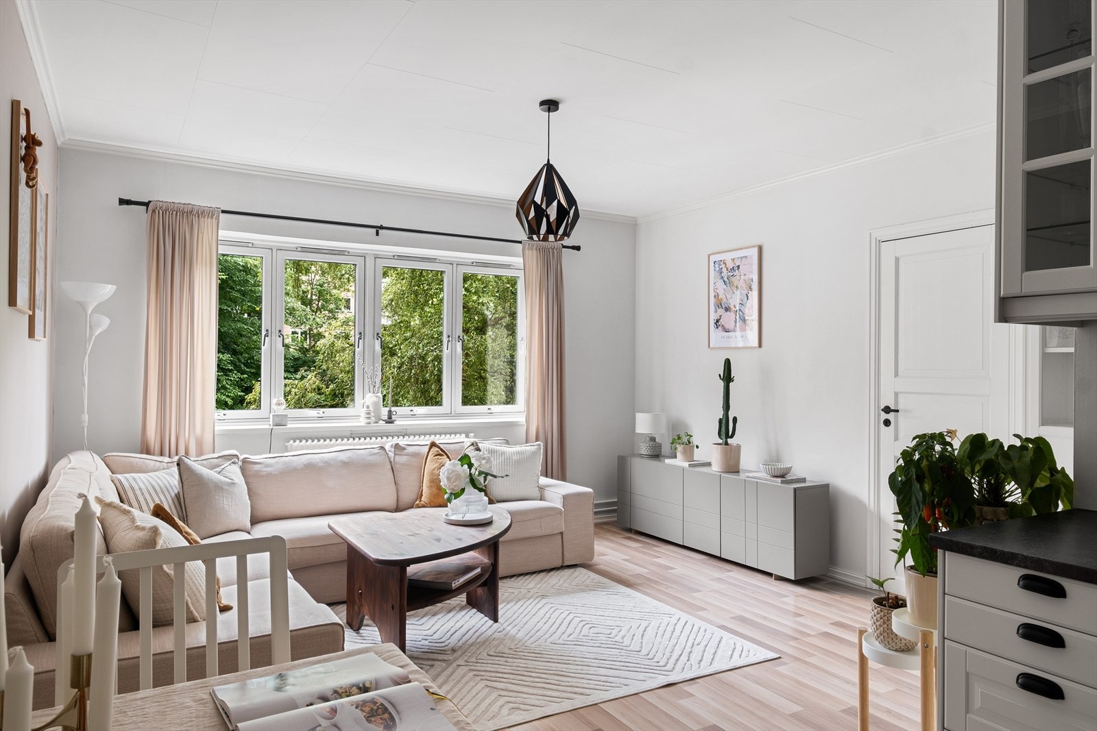 Svært lys og innbydende 2-roms andelsleilighet med sentral og attraktiv beliggenhet på Sinsen. Galleribilde