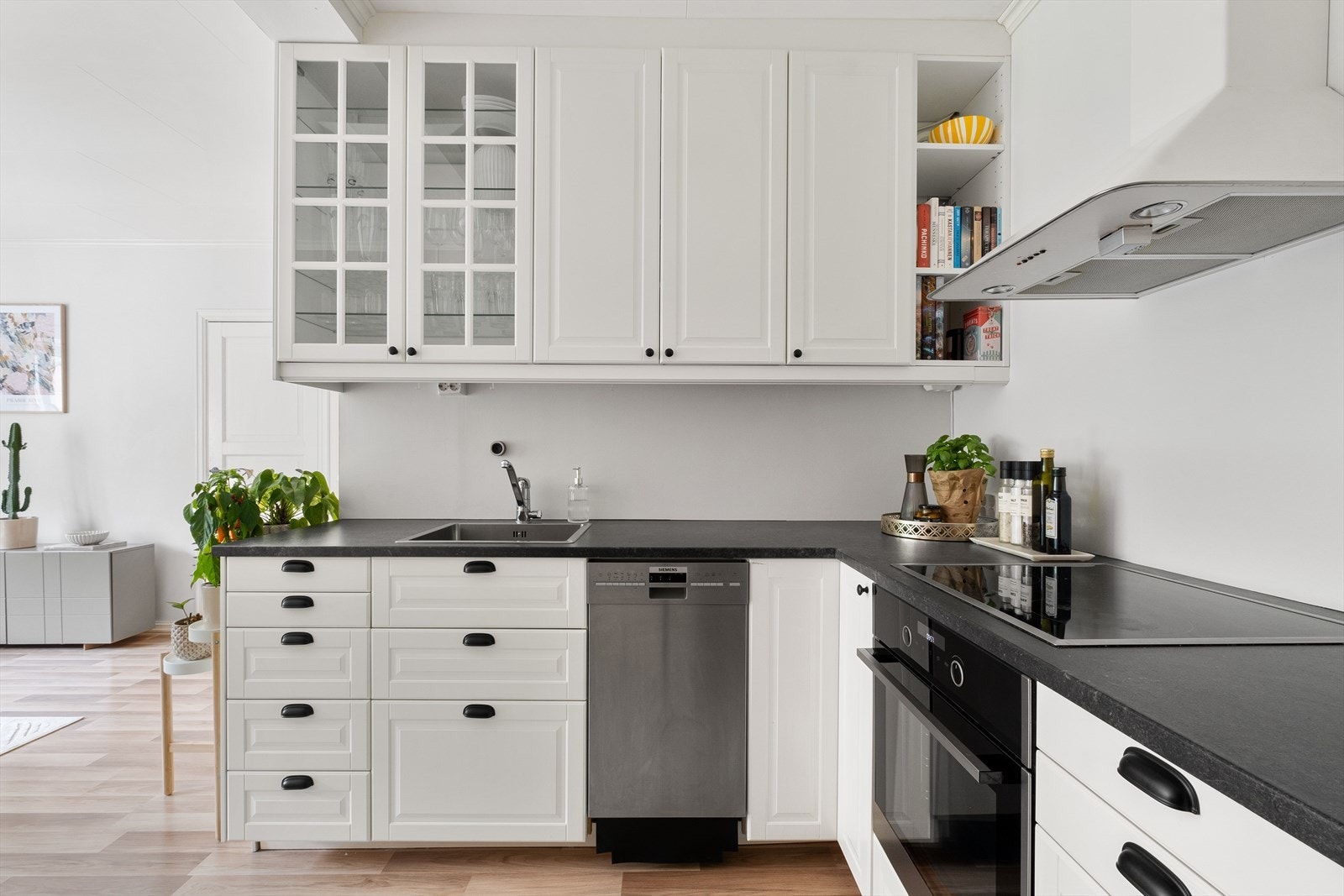 Godt med benkeplass på kjøkkenet. Galleribilde