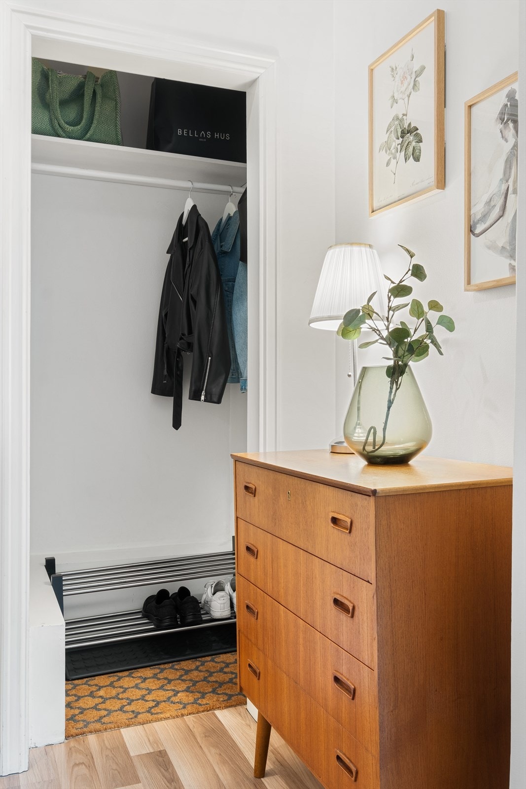 Praktisk bod/garderobe i entréen. Galleribilde