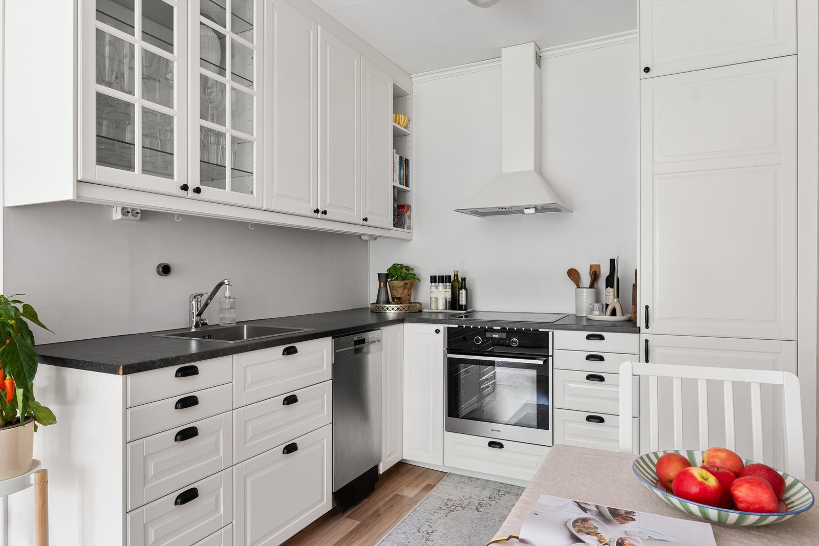 Kjøkkenet er utstyrt med oppvaskmaskin, integrert kjøleskap/fryser, platetopp, kullfilterventilator og ovn. Galleribilde