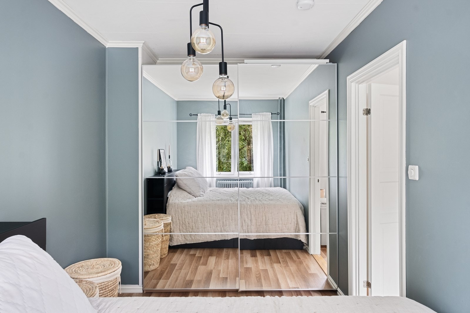 God skapplass i PAX-garderobe fra IKEA. Galleribilde