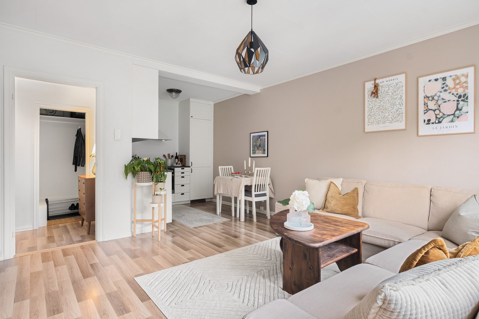 Lys og hyggelig stue med god plass til sofagruppe og spisebord. Galleribilde