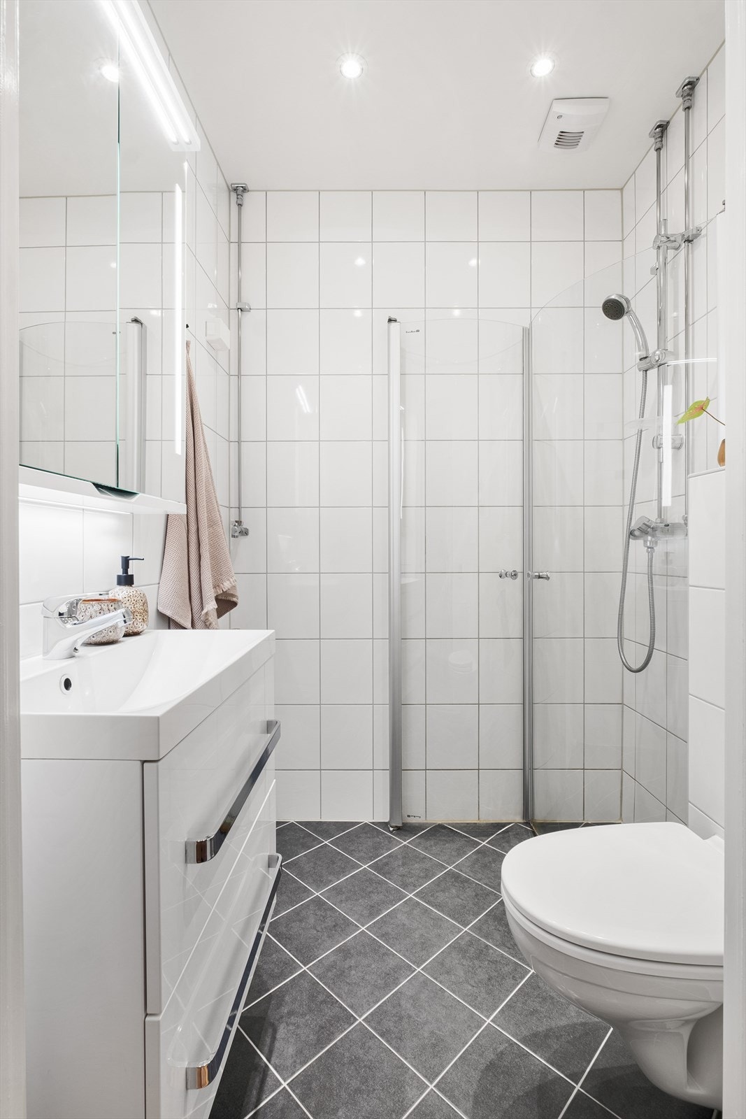 Lekkert flislagt bad fra 2015. Galleribilde