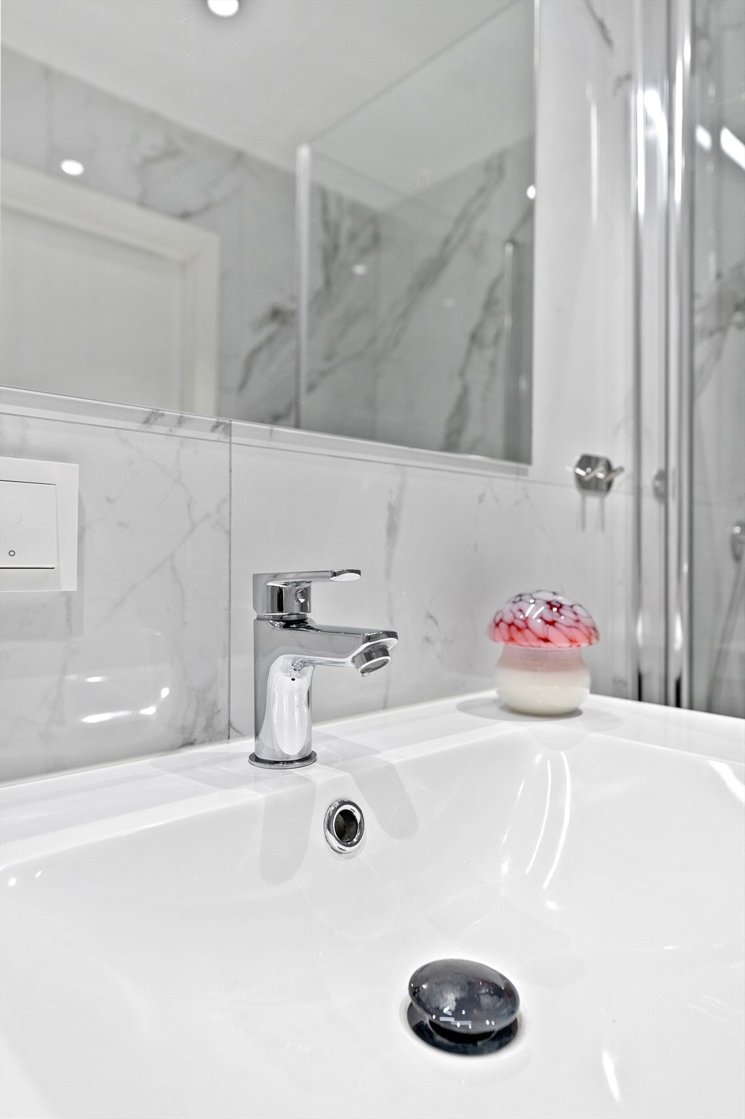 På badet er det spotter i tak og varme i gulv. Galleribilde