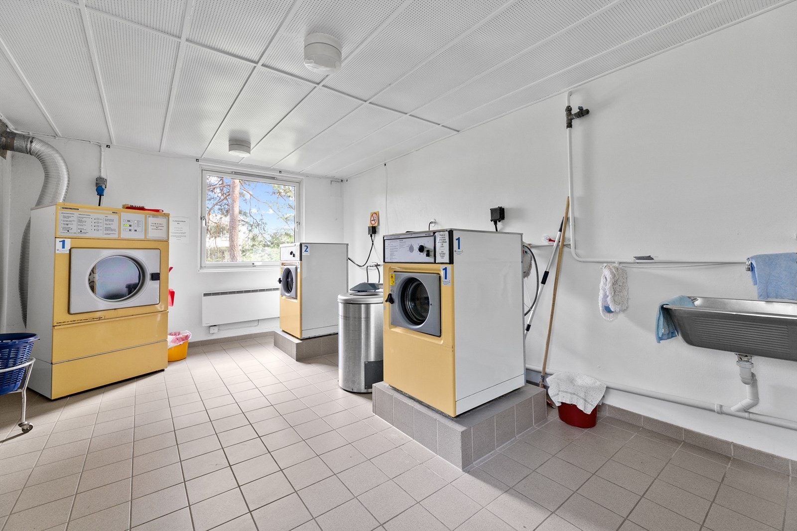 Felles vaskerom med flere maskiner tilgjengelig. Galleribilde
