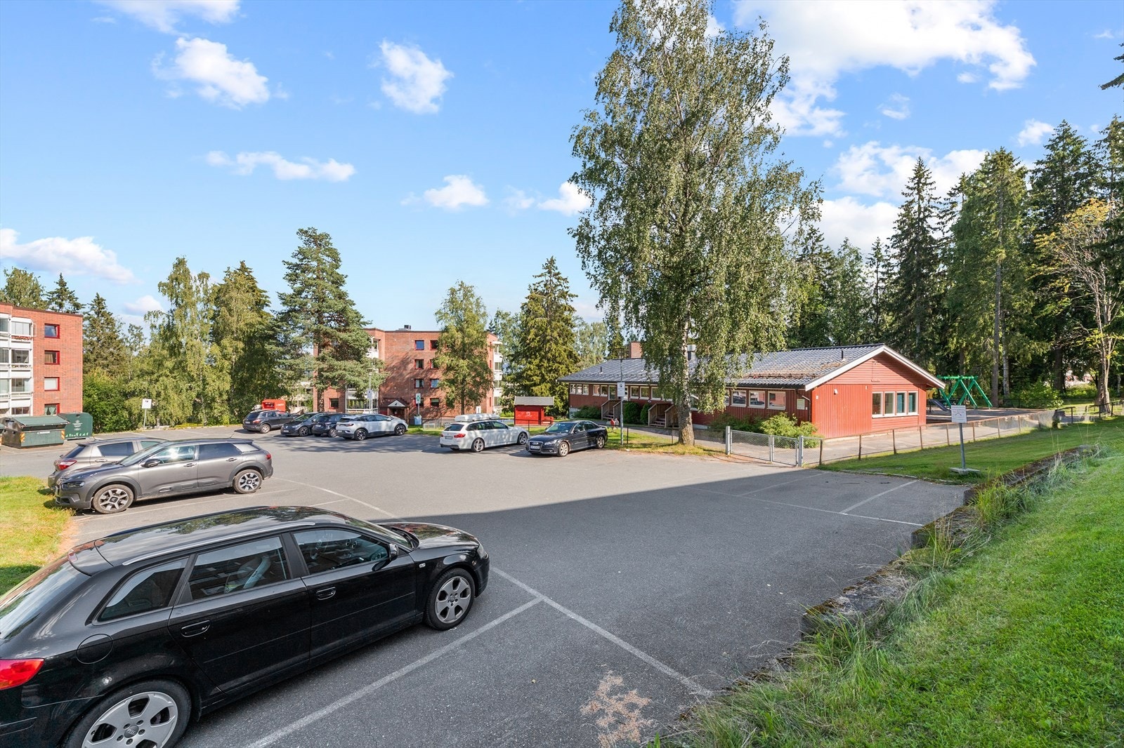 Gjesteparkering er nær blokka. Galleribilde